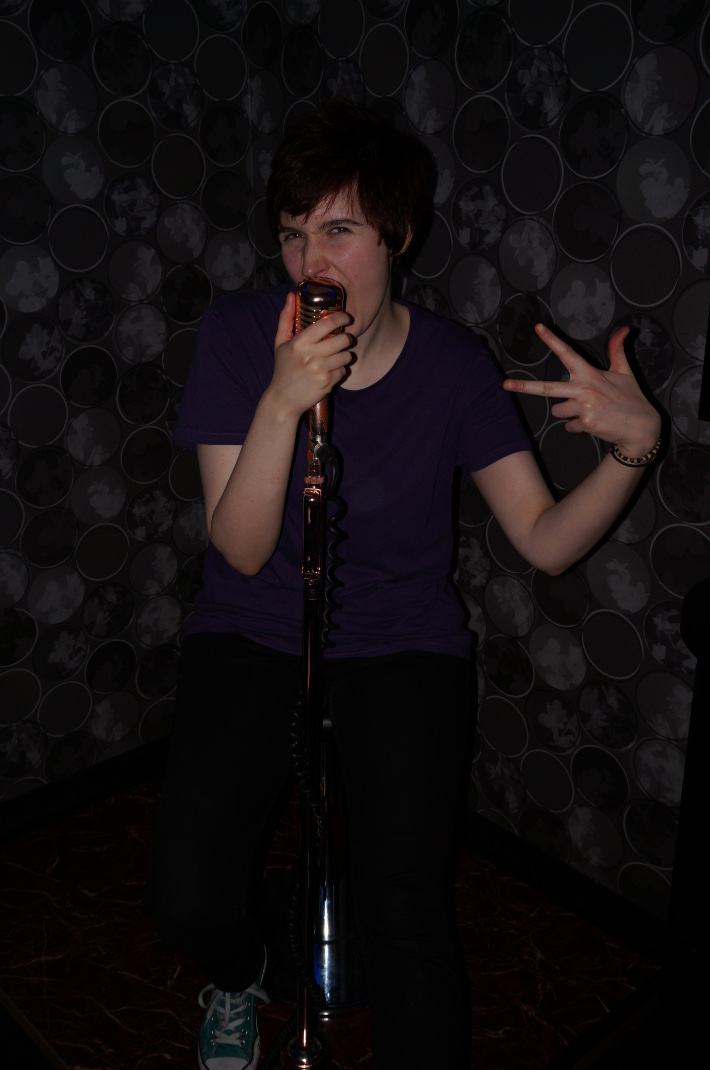 Lea hat Spaß beim Karaoke. Richtig so!