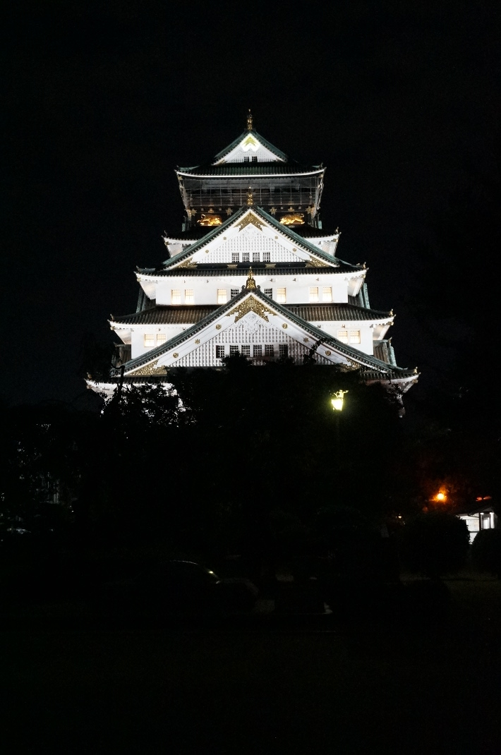 Schloss Ôsaka bei Nacht.