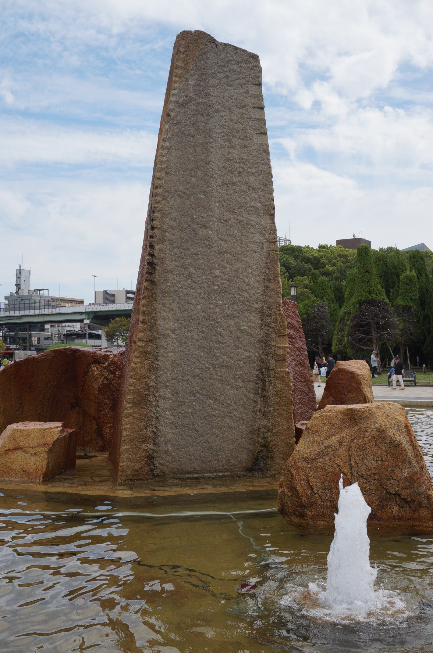Ein Brunnen im Park vor dem Schloss.