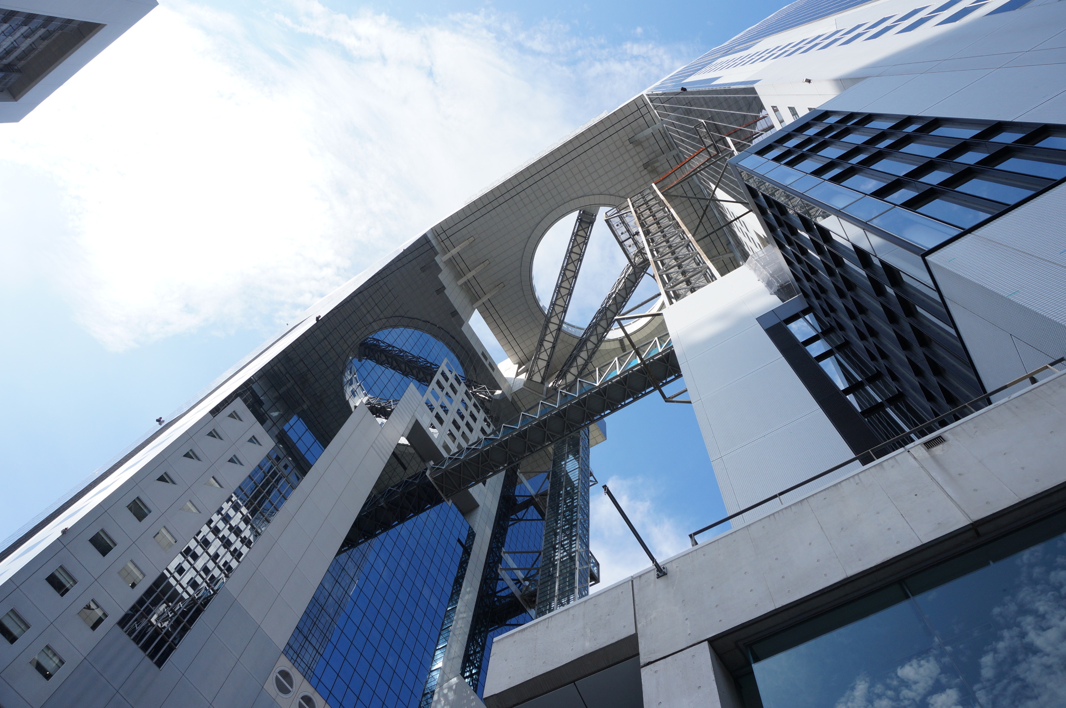 Umeda Sky Building von unten.