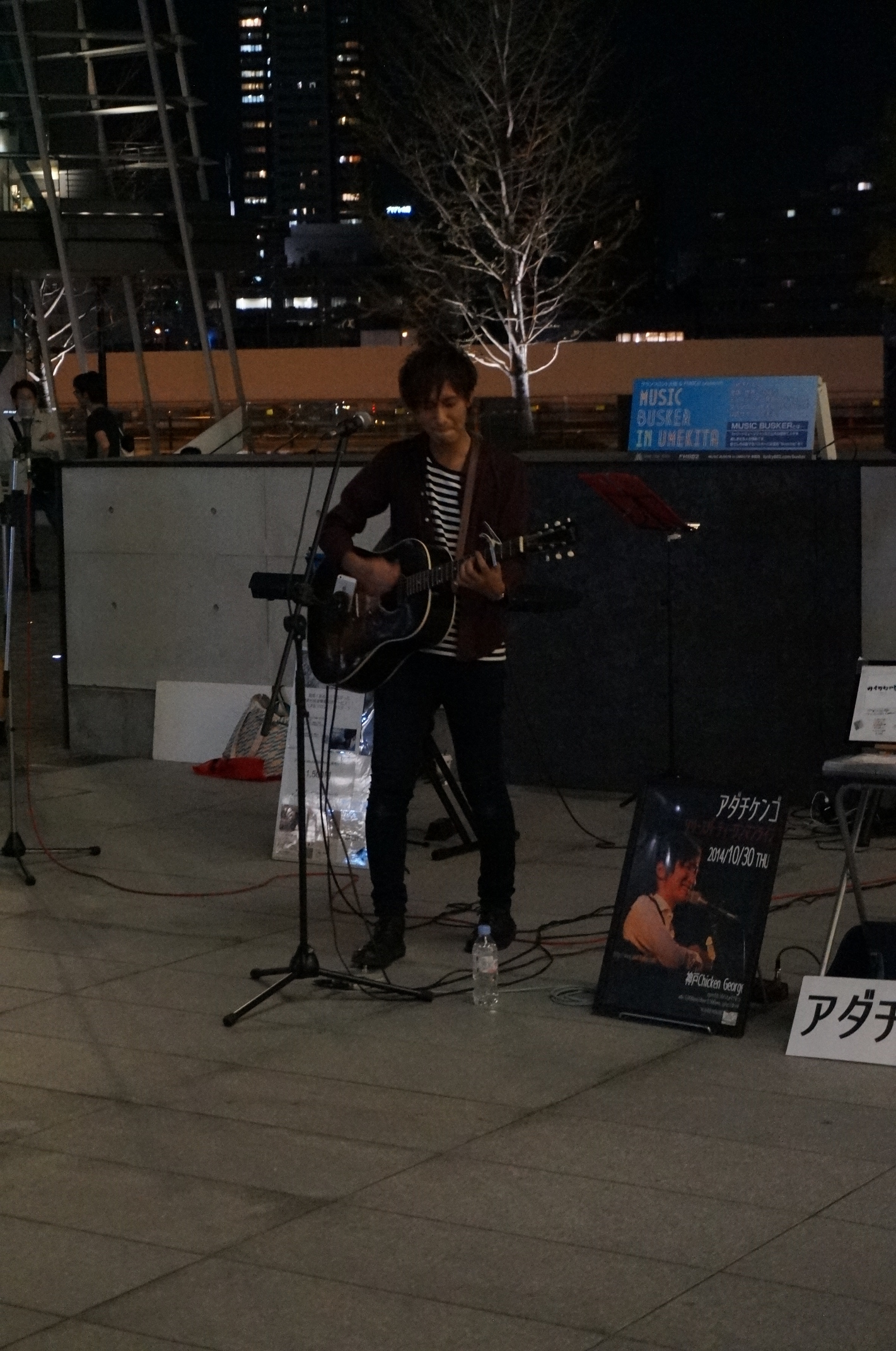 Dieser Musiker hier spielte vor dem Bahnhof auf seiner Gitarre und hatte ein kleines Publikum um sich geschart.