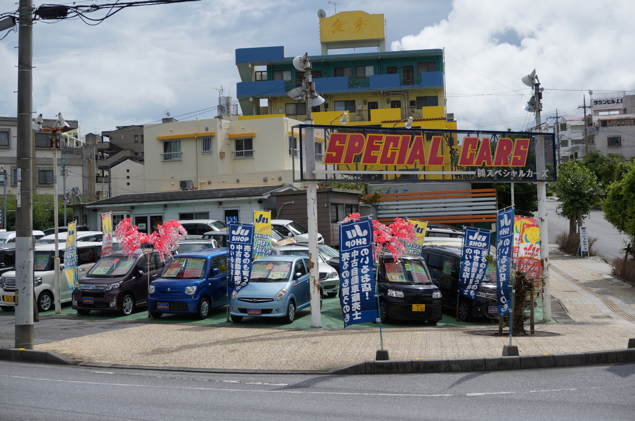 Hier gibt es special cars! Ich weiß nur nicht, was an denen so "special" ist...die Girlanden vielleicht? o.O