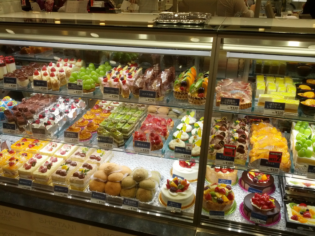 Es gibt zu viele lecker aussehende Sachen hier >_