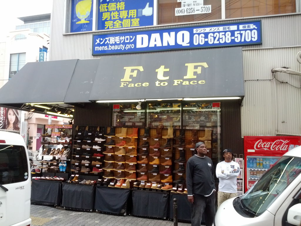 Ein Schuhladen namens Face to Face - alles klar o.O