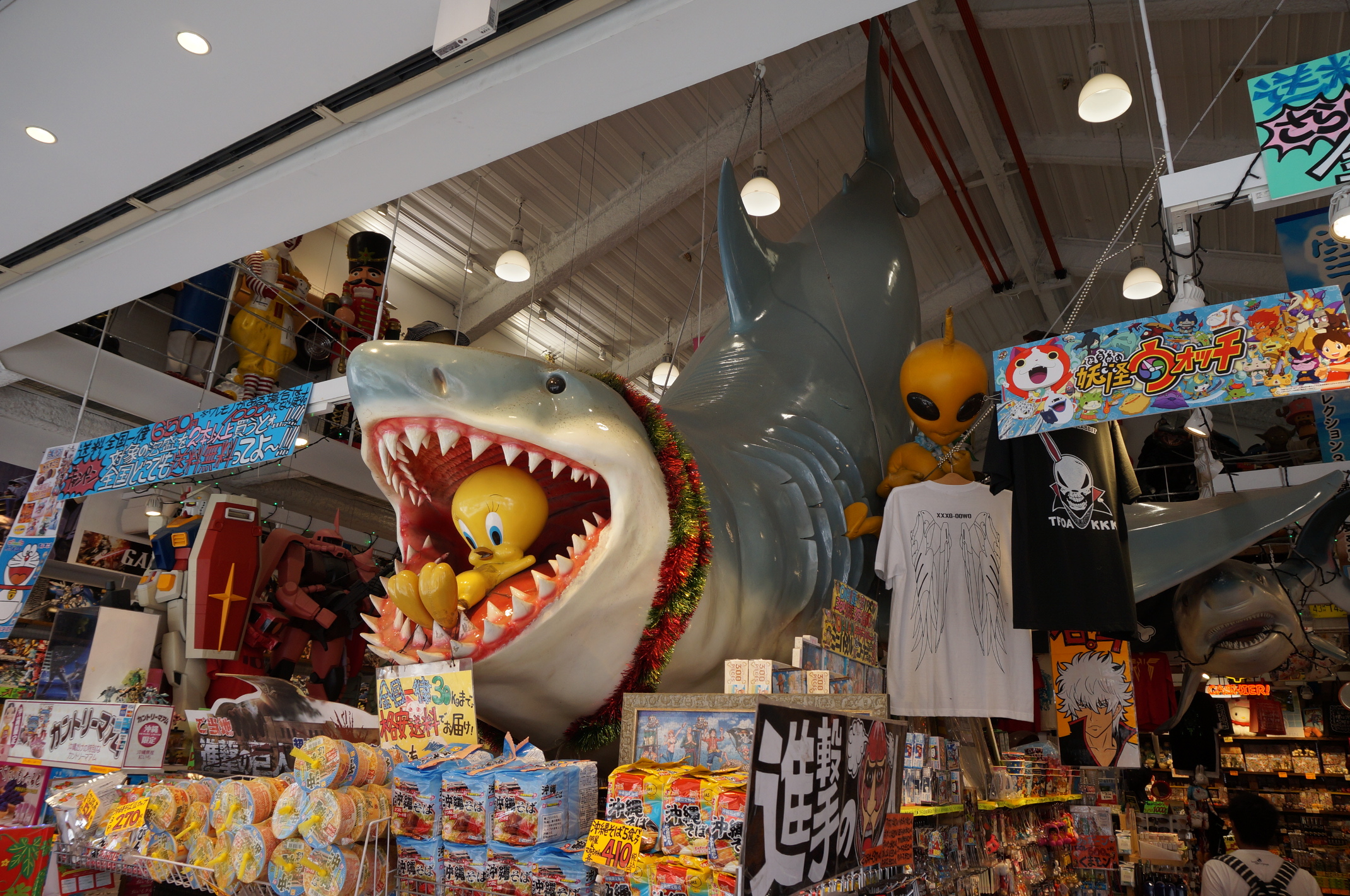 Mega shark vs. Tweety, christmas edition?