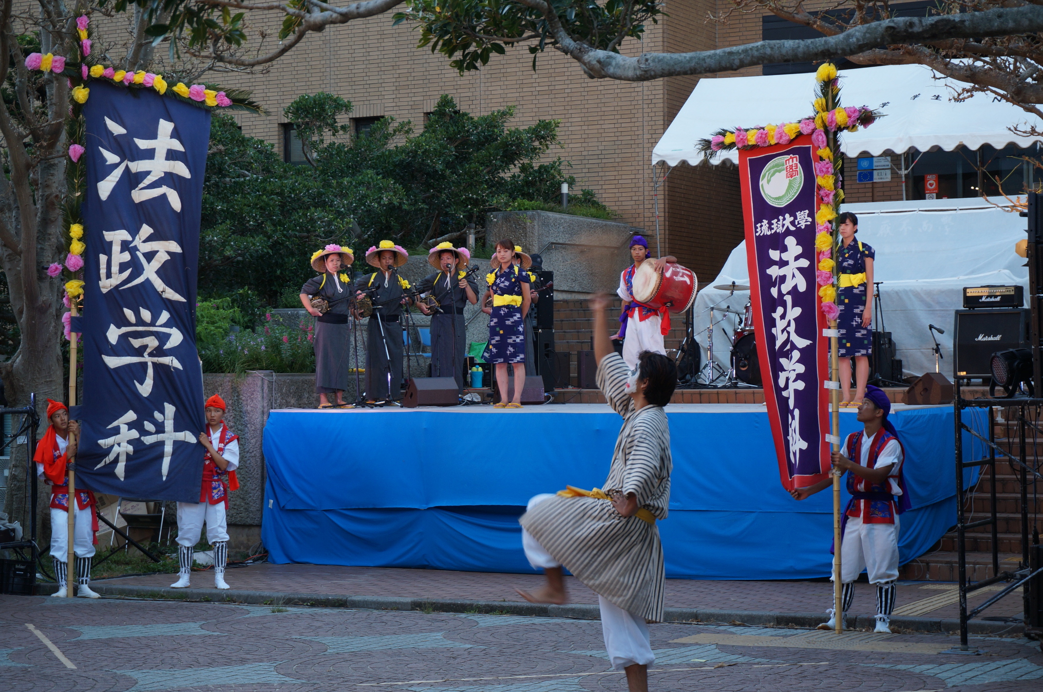 Bei eisâ standen auf der Bühne die Leute mit Sanshin (dreisaitiges Instrument).
