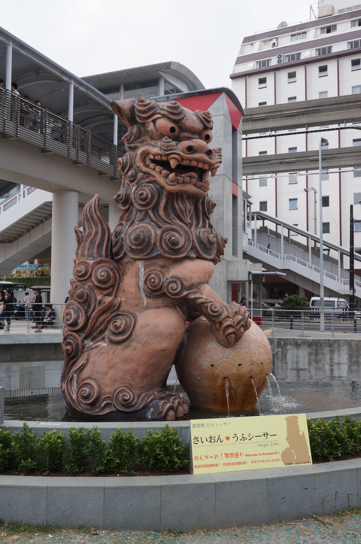 Große shiisa-Statue.