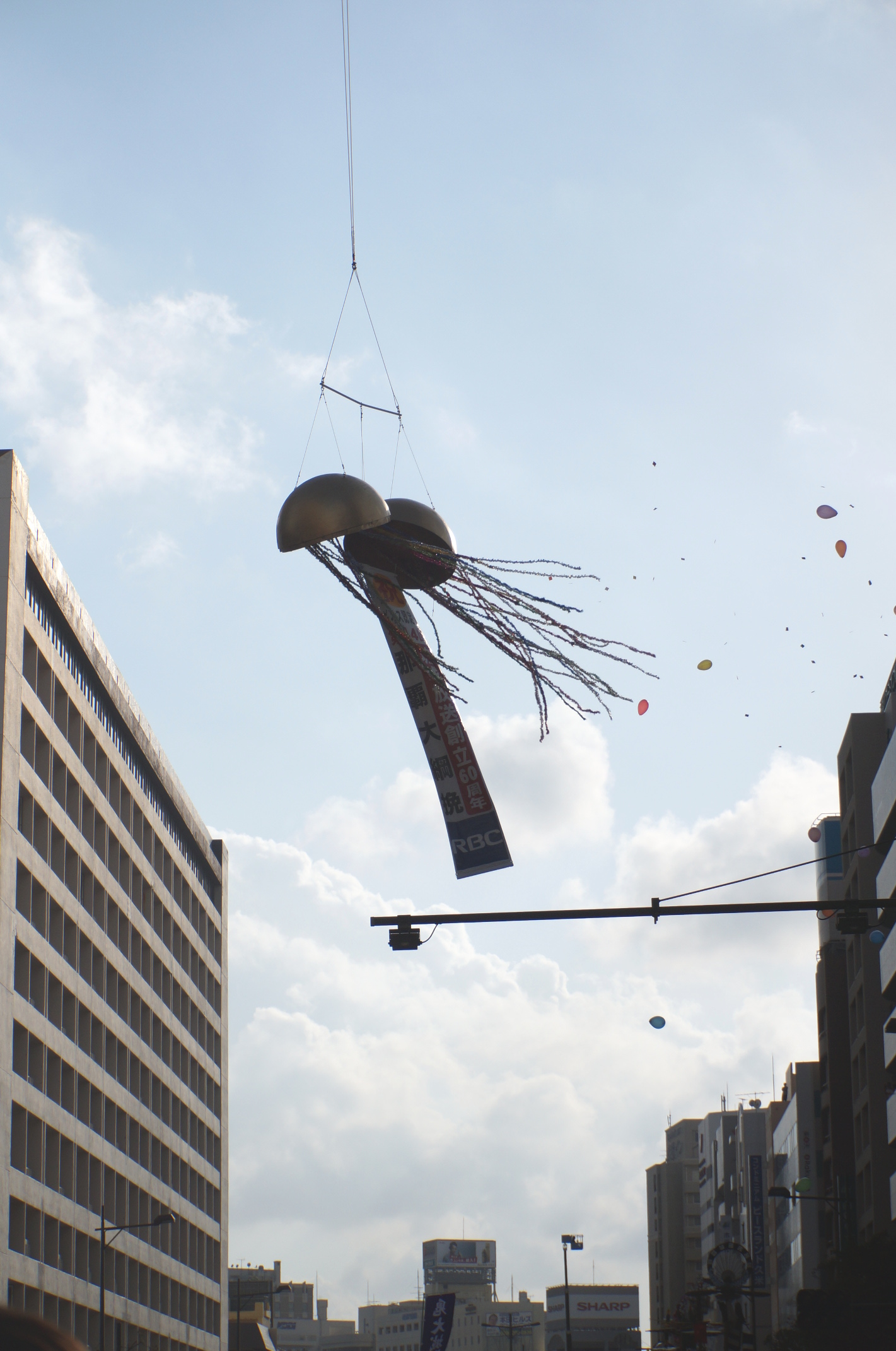 Und die Kugel wurde schließlich geöffnet und es kamen viele bunte Luftballons heraus!