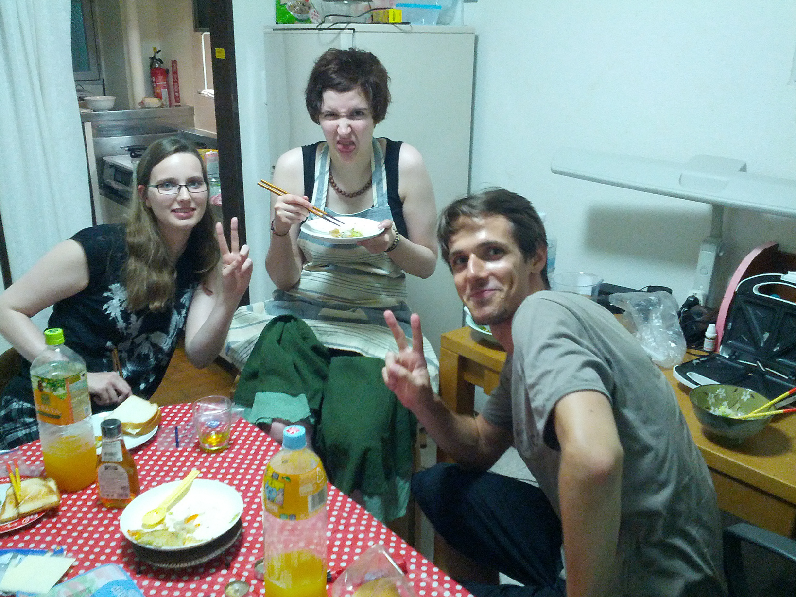Lecker selbstgemachtes Okonomiyaki! Steffi und Max schmeckt's; Lea zieht nur so ein Gesicht, weil ich sie vorher geärgert habe xD