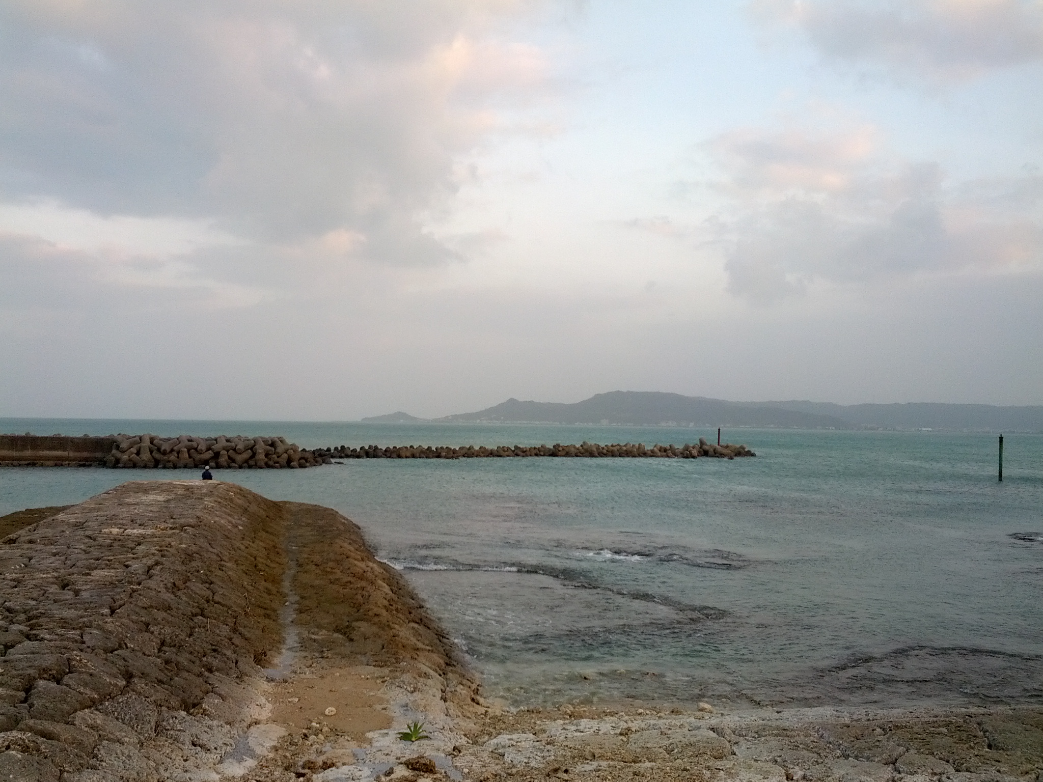 Am Montag nach dem Taifun war es immer noch nicht allzu schön, dennoch waren wir am Meer.