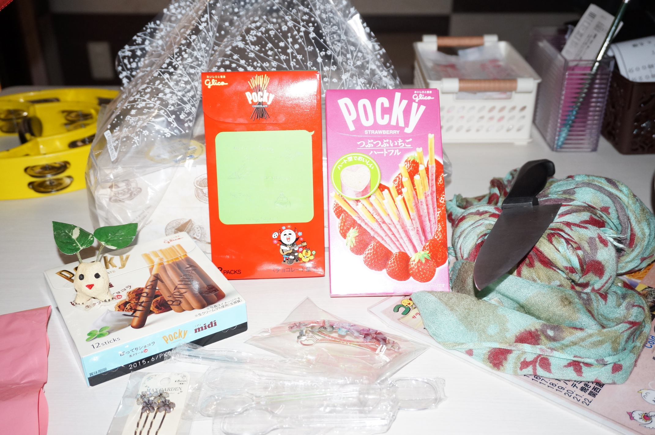 Verschiedenste Pocky und meine Geschenke :) Leider kann man Steffis Grüße nicht so gut lesen. Das Messer war zum Kuchen Schneiden gedacht, keine Sorge :D