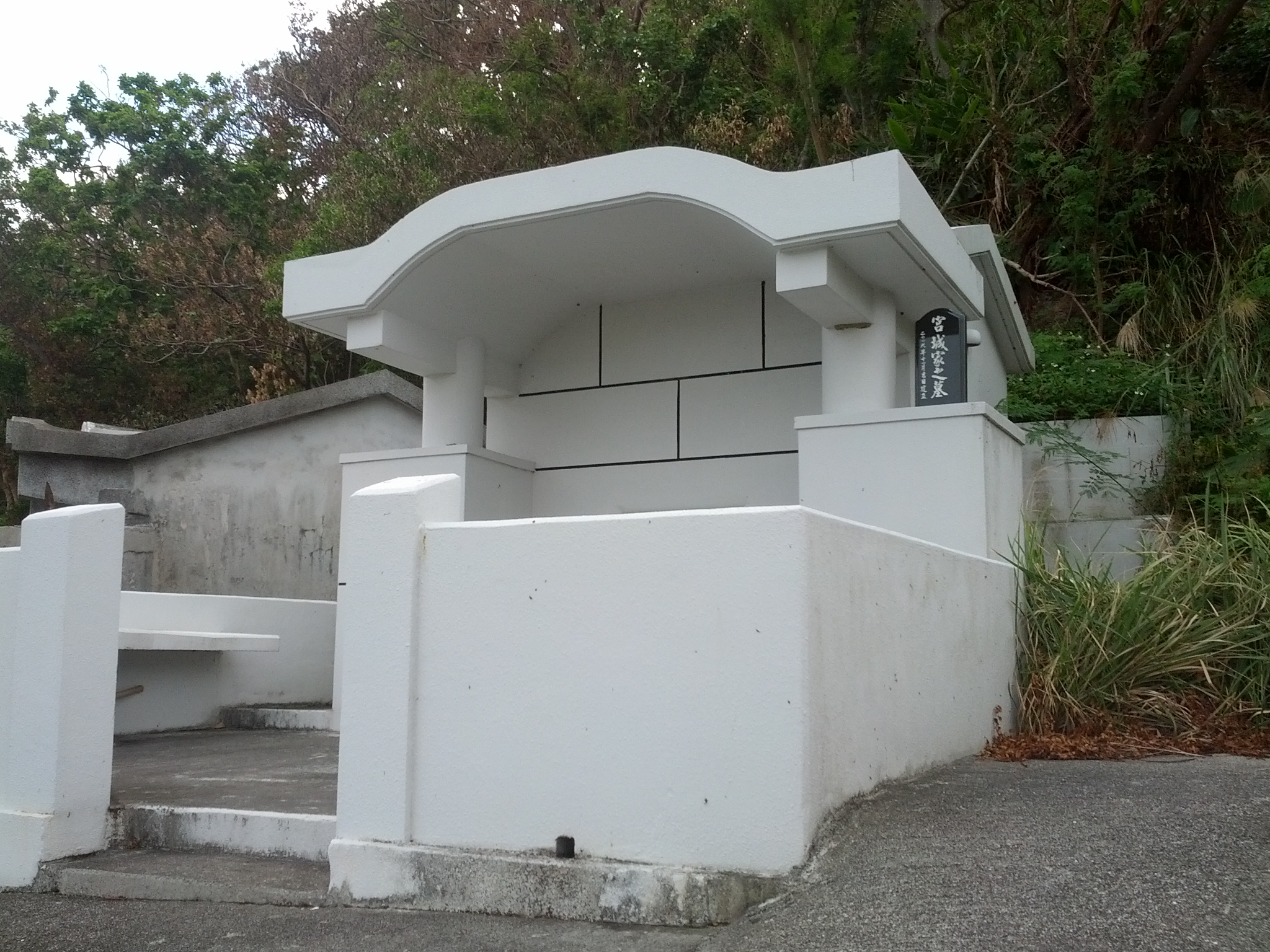Am Straßenrand sieht man manchmal diese Mausoleen. Etwas gewöhnungsbedürftig.