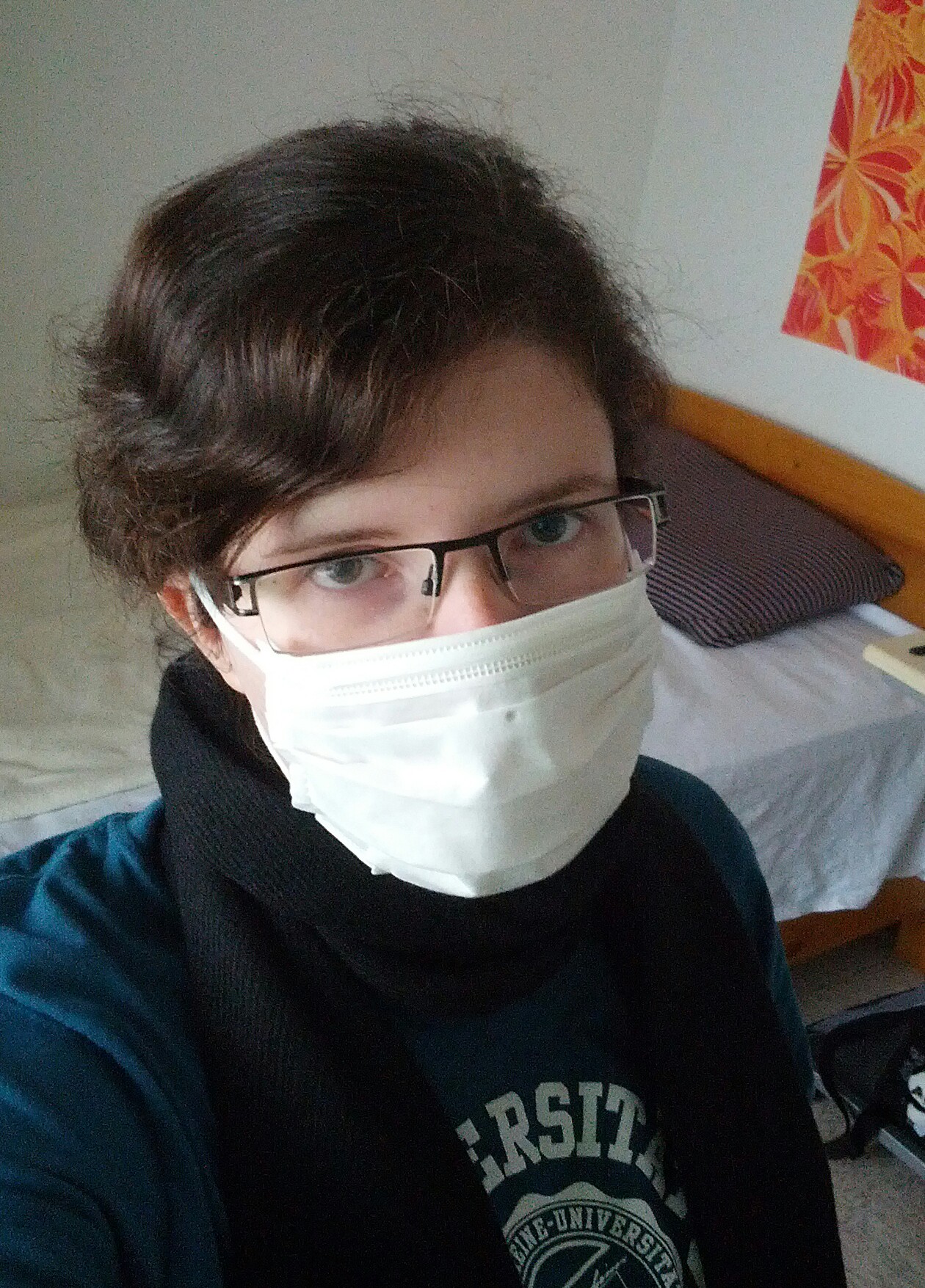 In Japan trägt man, wenn man krank ist, so eine schicke Maske...und darunter ist es einfach nur unglaublich heiß