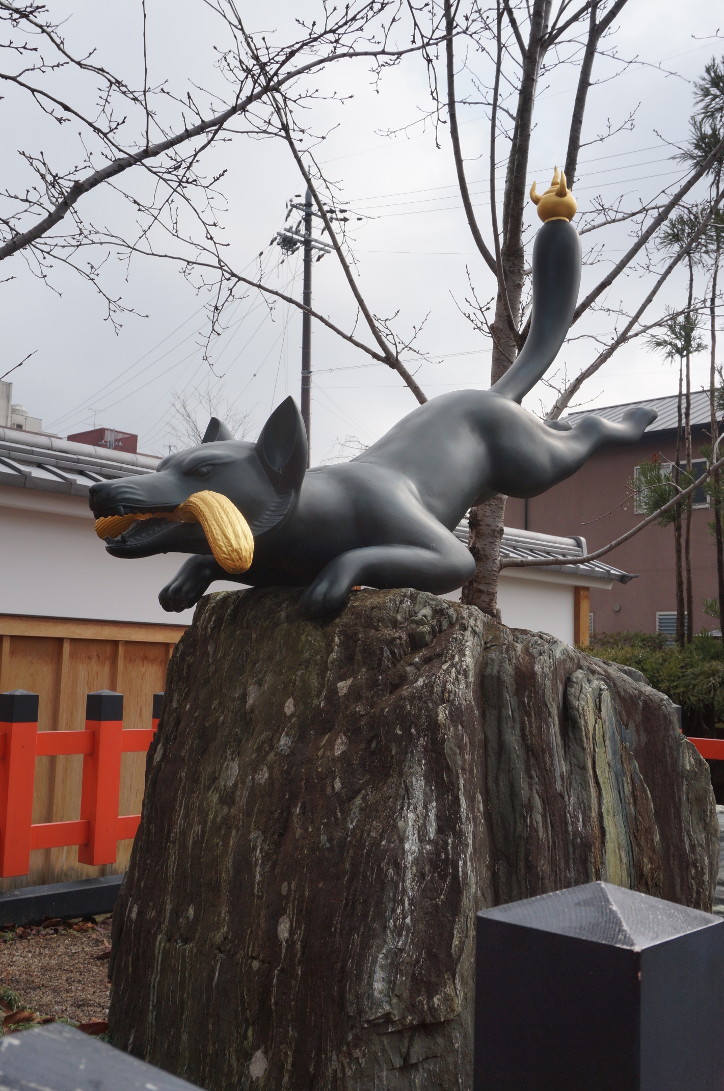 Fuchs vorm Fushimi Inari.