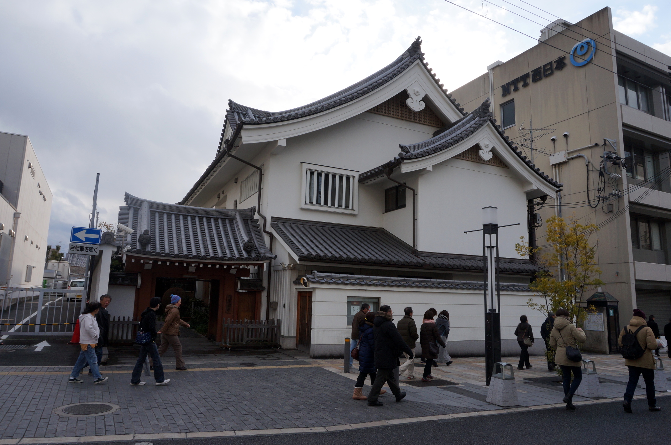 Auch in Nara stehen solche Anlagen zwischen den ganzen modernen Häusern.