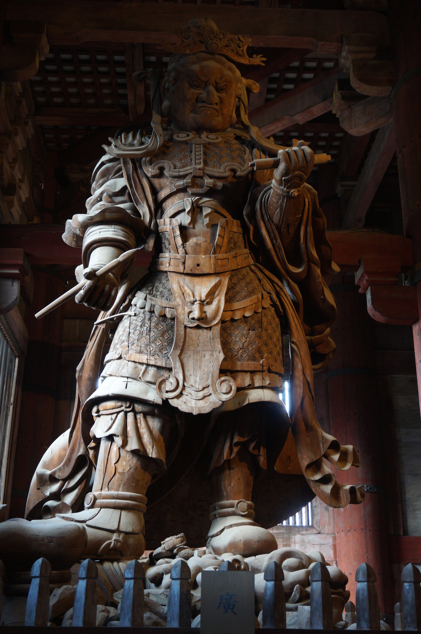 Noch eine grimmig aussehende Statue. Mit Pinsel?