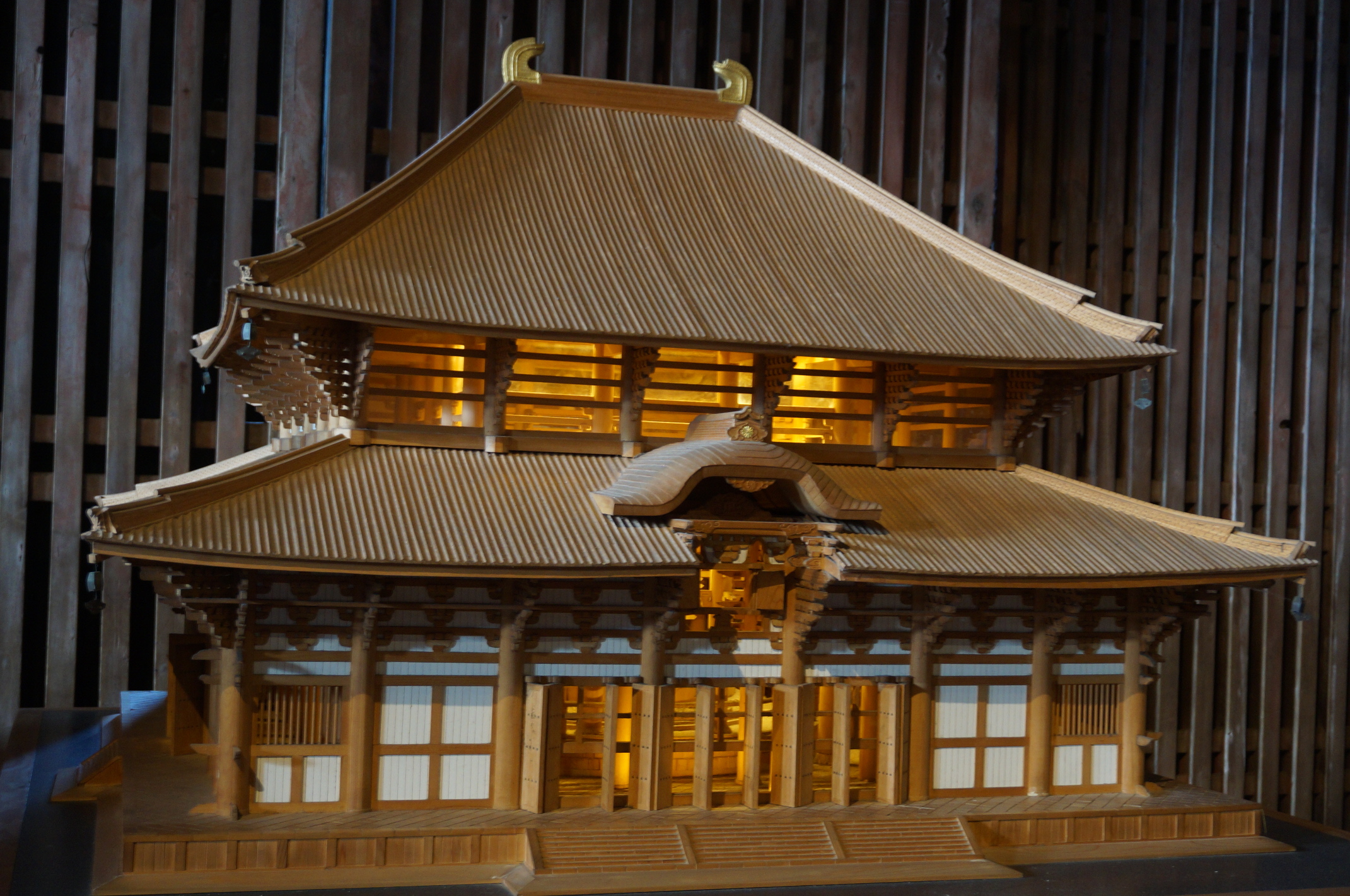 Ein kleines Modell der Holzhalle - natürlich auch aus Holz.