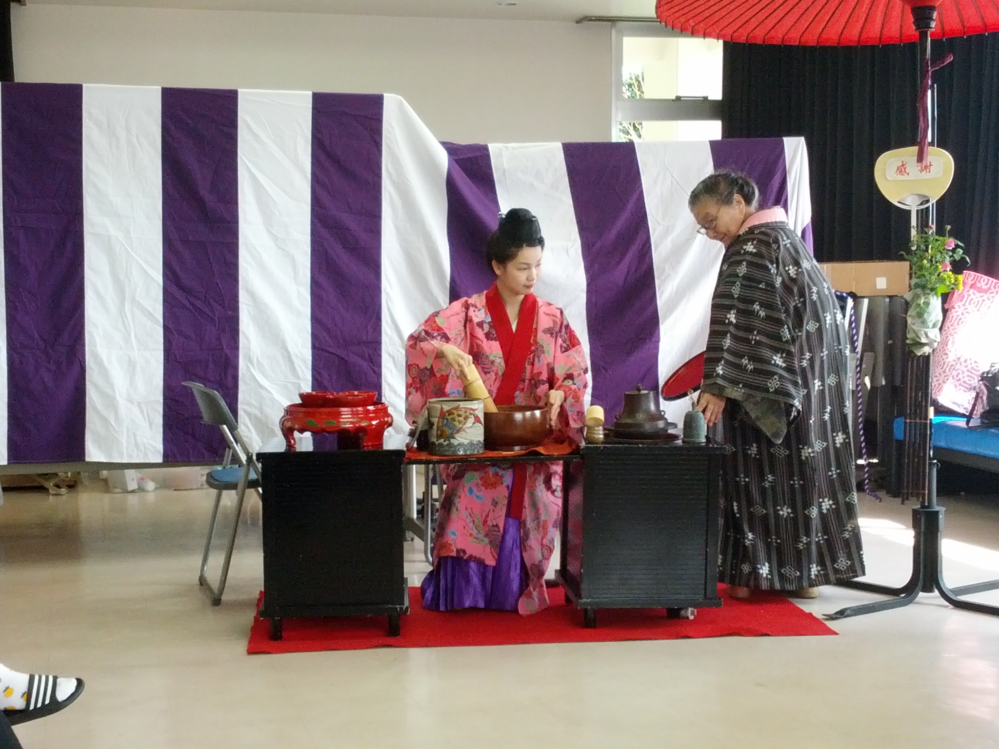 Die Dame rechts erzählte uns in okinawa jijou was zum Tee, während die junge Frau links ihn zubereitete.