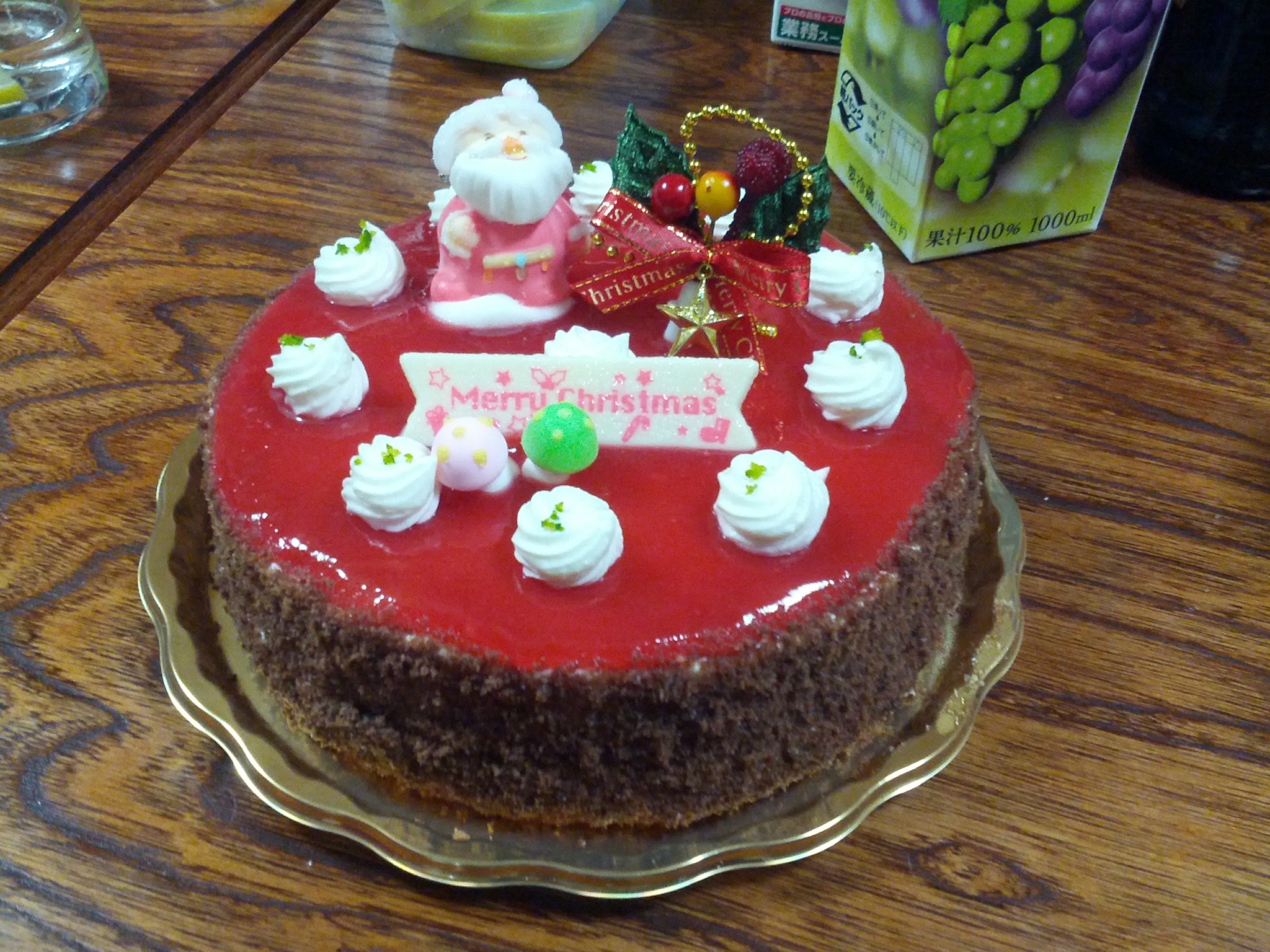 Unser fancy Erdbeer-Kuchen mit Marzipan-Weihnachtsmann.
