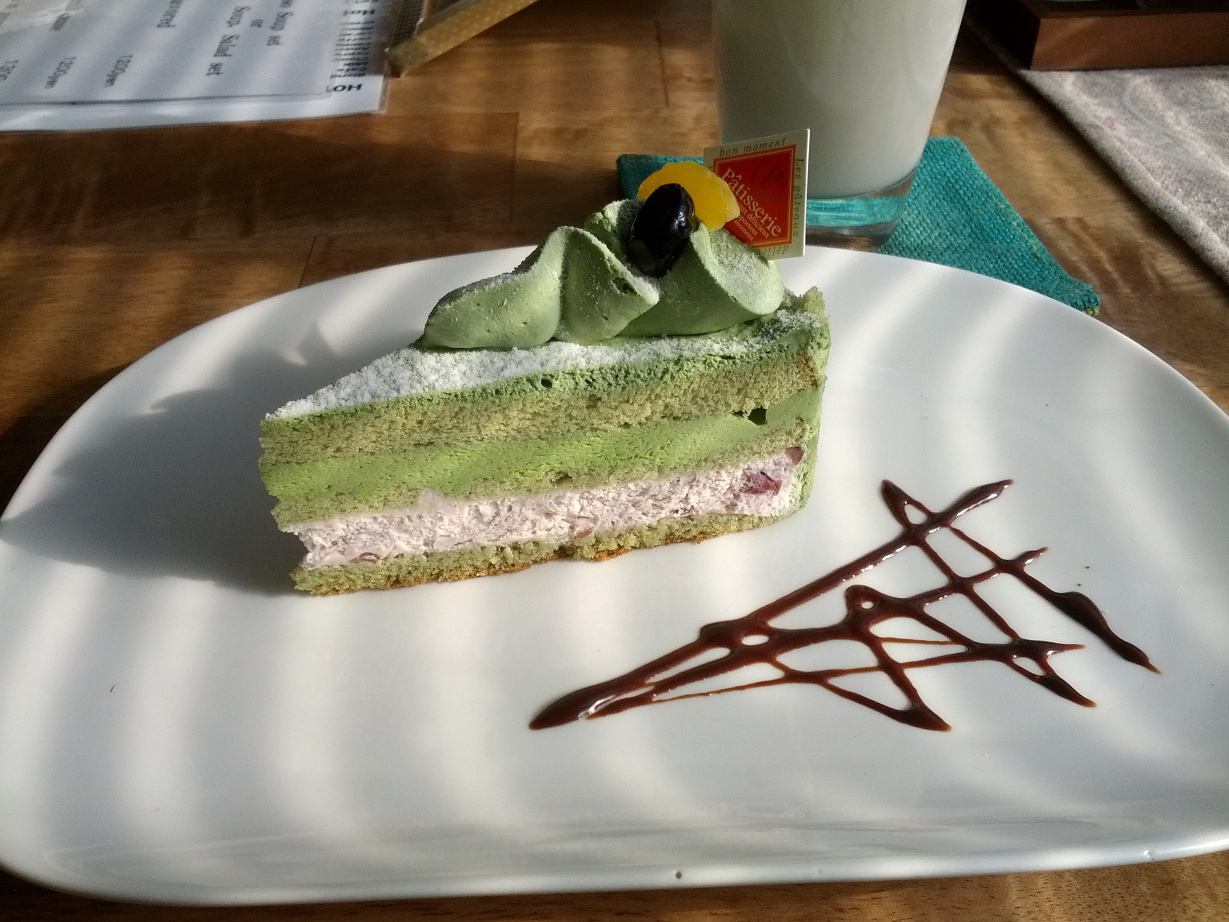 Ein Essensbild darf auch nicht fehlen - hier Matcha(grüner Tee)-Kuchen, der echt interessant (in diesem Falle gut) geschmeckt hat.