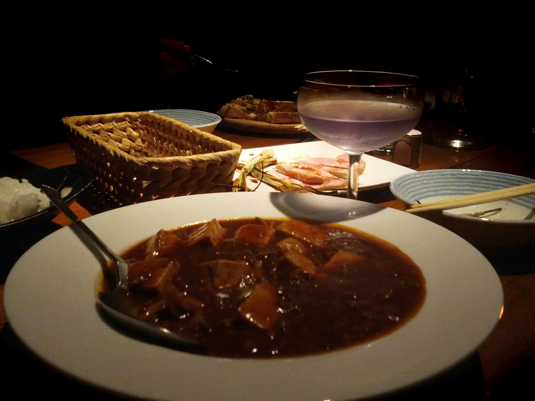 Und wieder ein Besuch in der tollen Bar - diesmal bekamen wir Bacon und Gemüse geschenkt. Vorne im Bild mein Mabodôfu (scharf!)