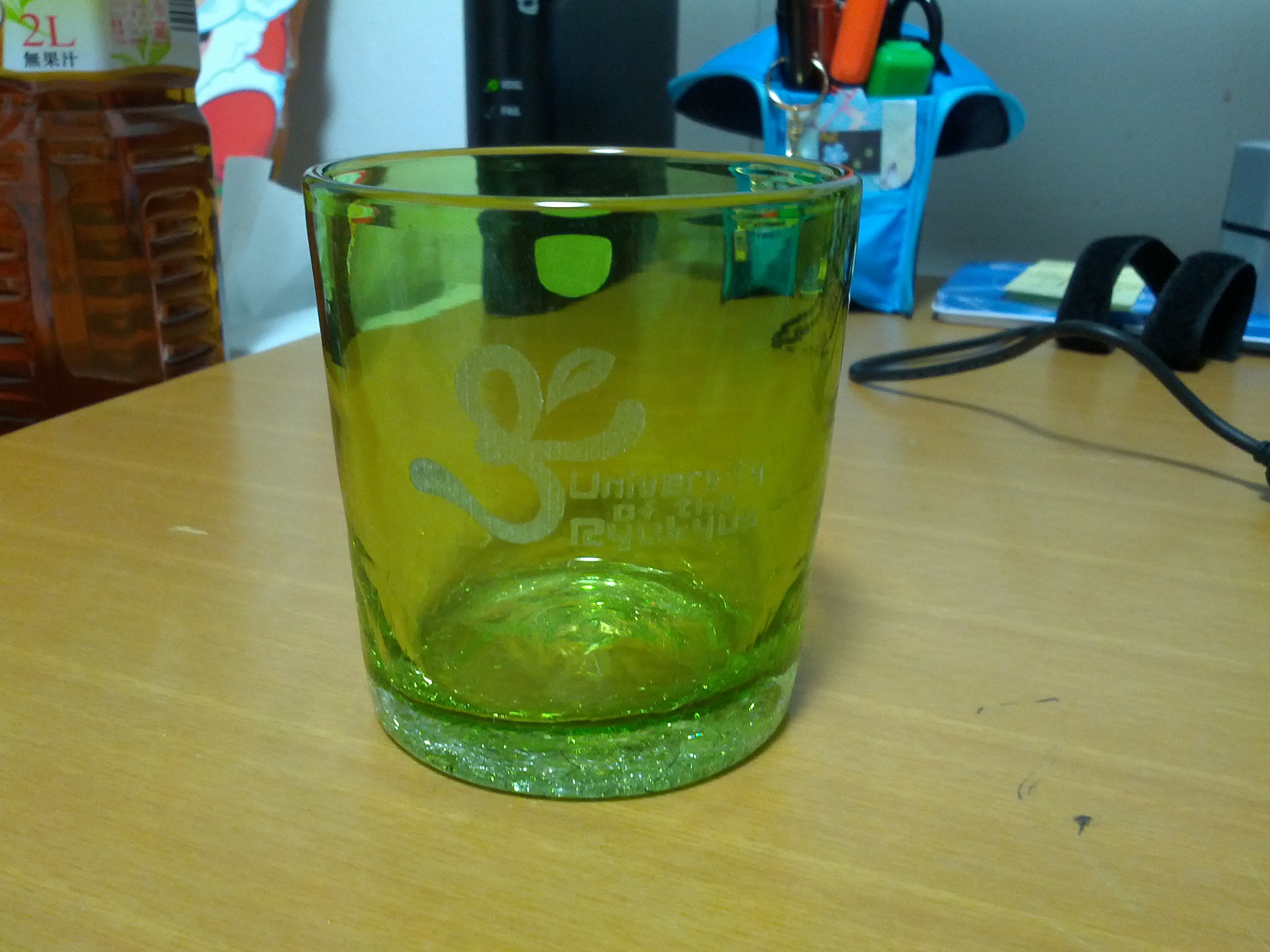 Und dieses Glas mit Logo der Uni habe ich auch bekommen.