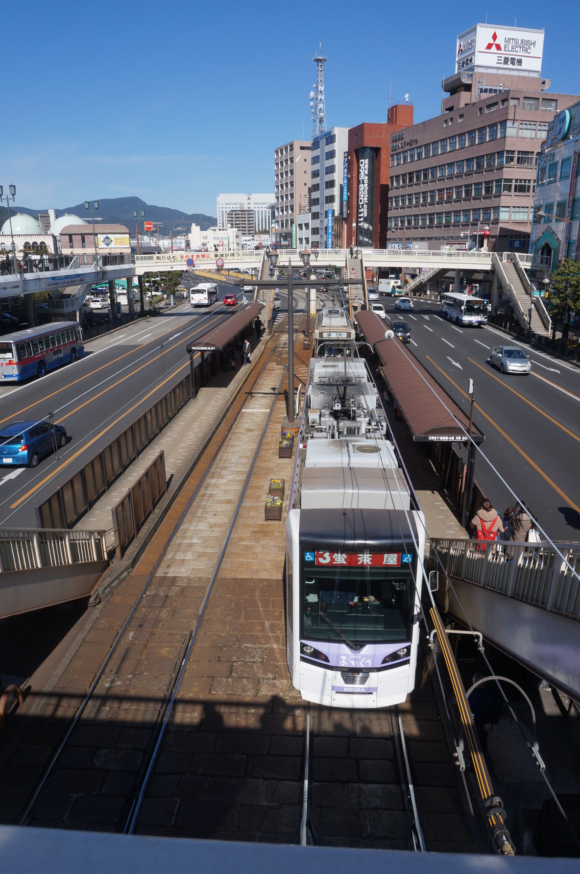 In Nagasaki gibt es keine U-, aber dafür eine Straßenbahn. Und die Fahrt kostet immer gleich viel, egal wie weit man fährt^^