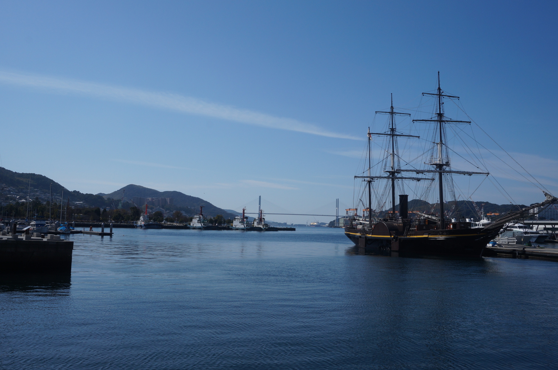 Hafen mit interessantem Schiff.