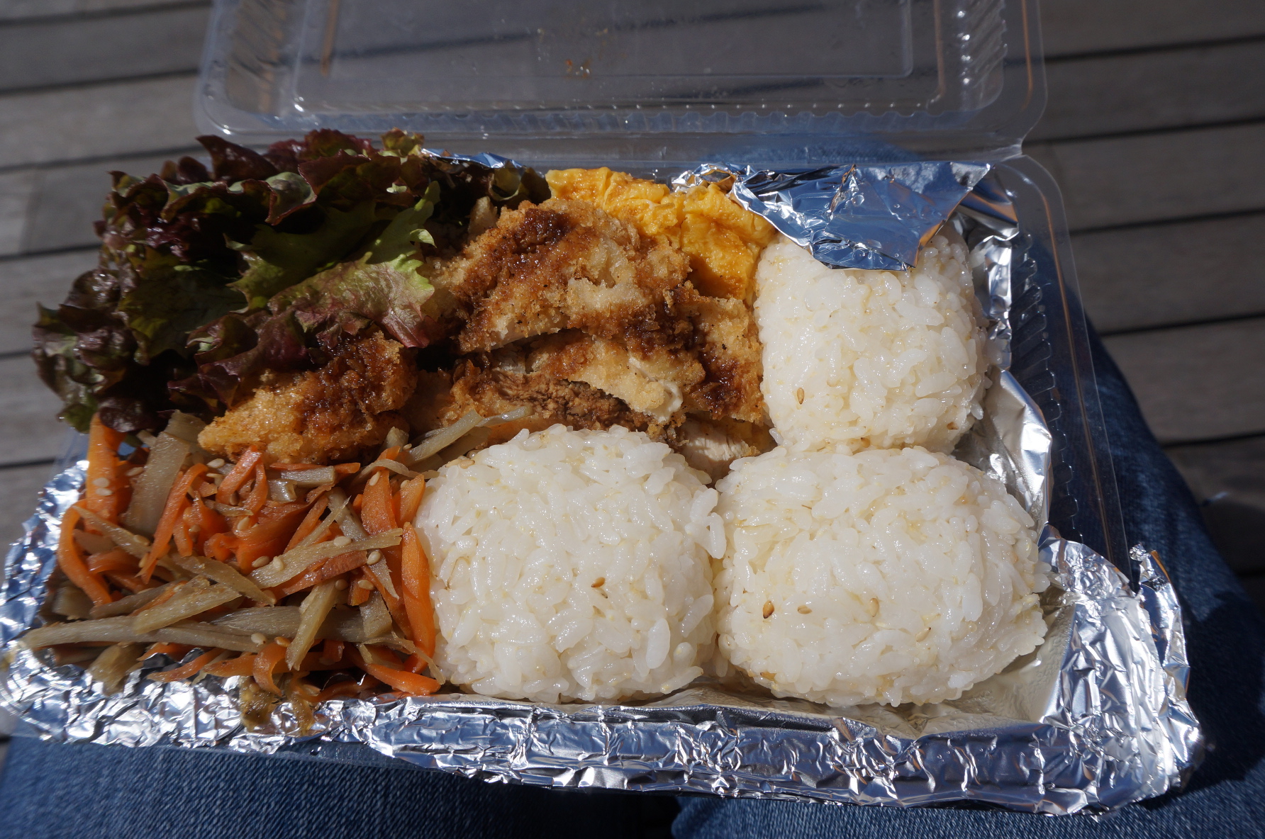 An Tagen, wo ich unterwegs war, bereitete mir die Frau ein Bentô zu. Hier mit Salat, Onigiri (Reisbällchen), Tamagoyaki (eine Art gerolltes Omelett), Hühnchen und Gemüse. Sehr lecker!