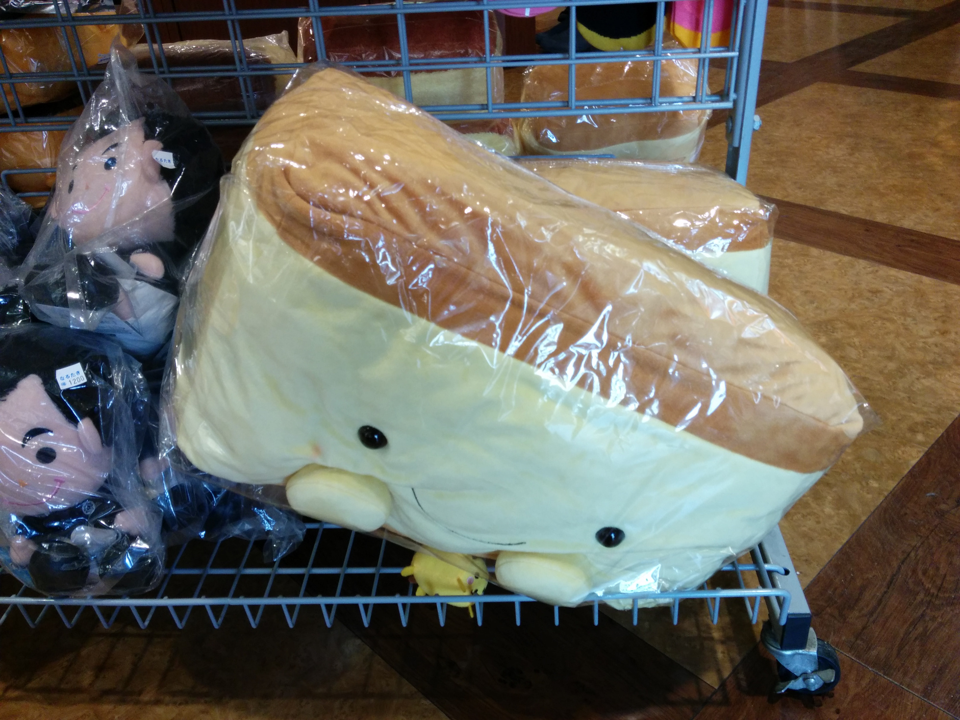 Nagasaki ist berühmt für seinen Kuchen Castella, hier sogar als Plüschvariante^^
