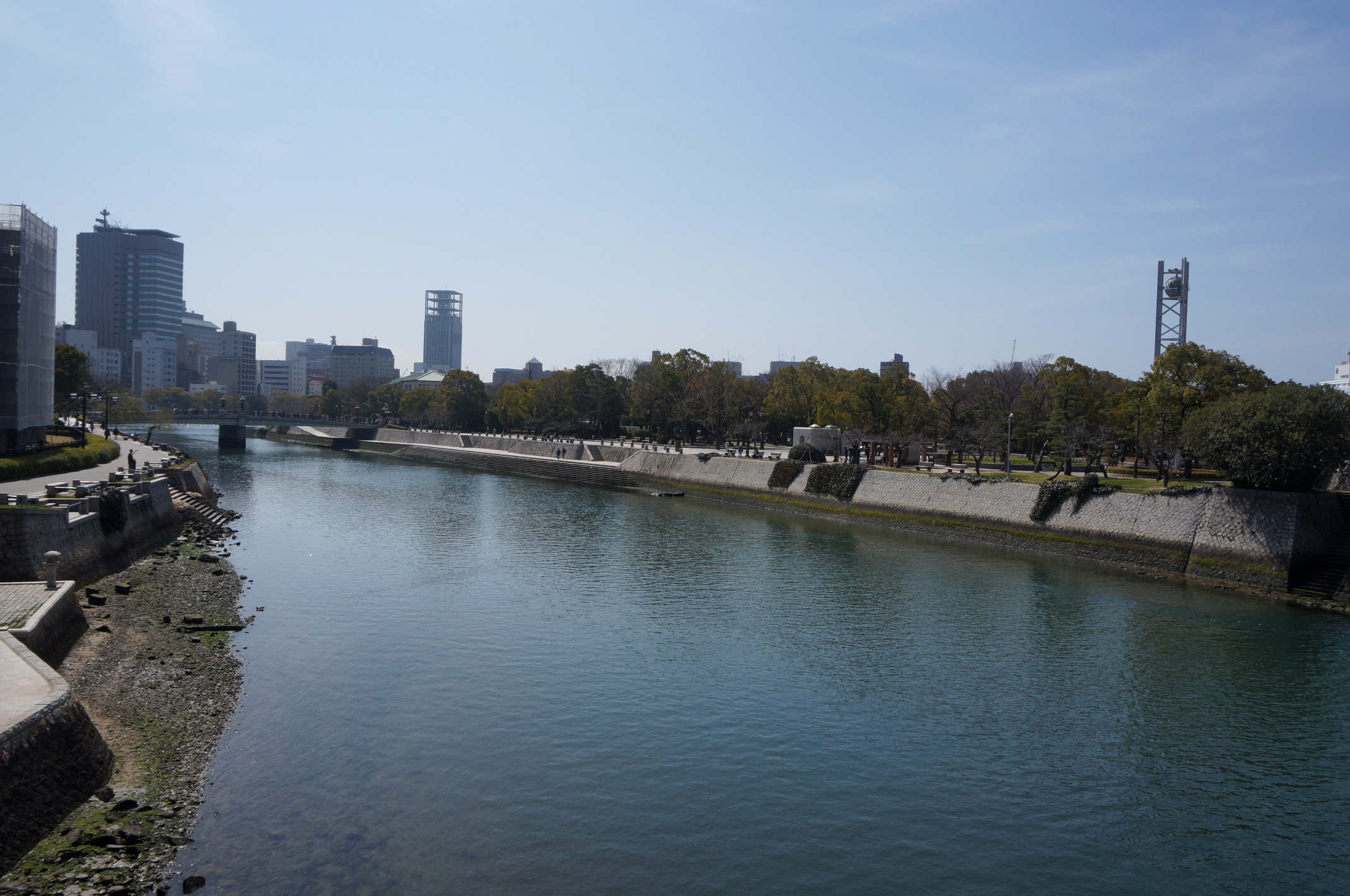 Blick auf den Fluss, der am Park entlangströmt.