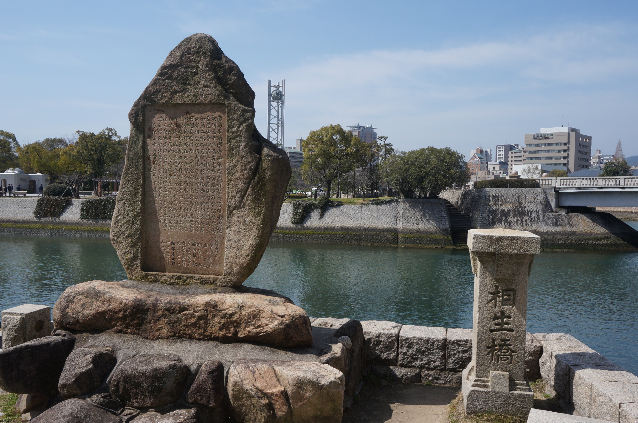 Auch den Fluss entlang stehen zahlreiche Monumente.