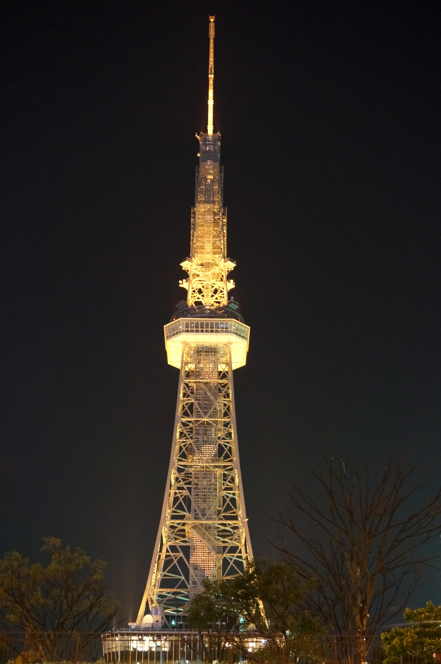 Nagoya Tower bei Nacht. Ich fand die Lichter schön, teilweise hatten sie die Form von herabfallenden Blättern.
