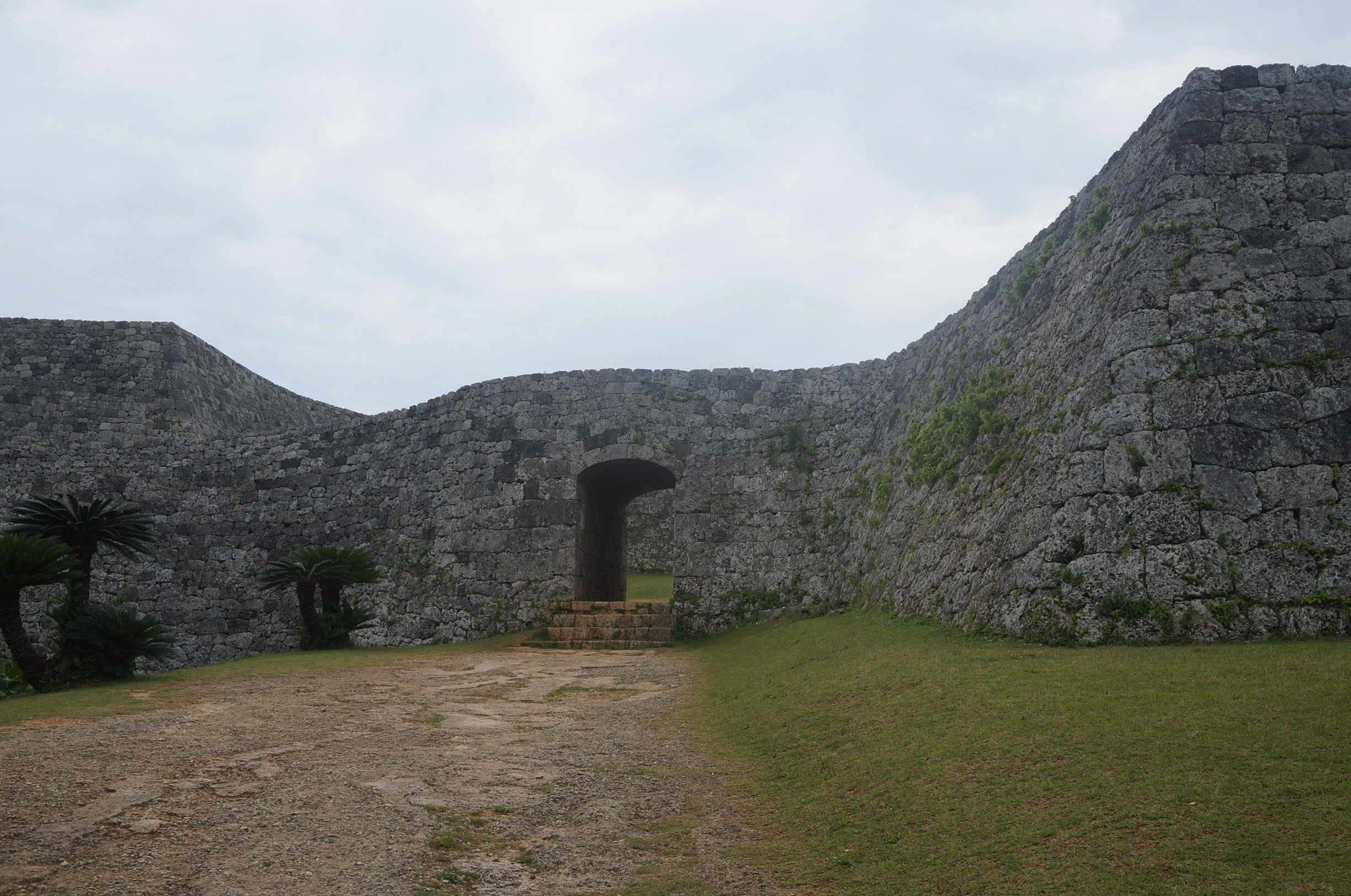 Yomitan: Ruinen.