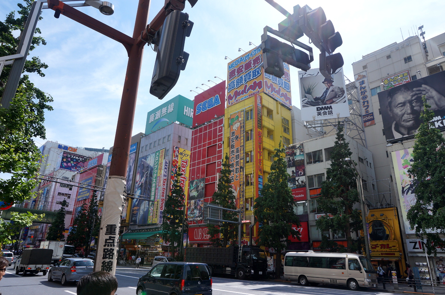 Akihabara: Hohe Gebäude mit viel Werbung.