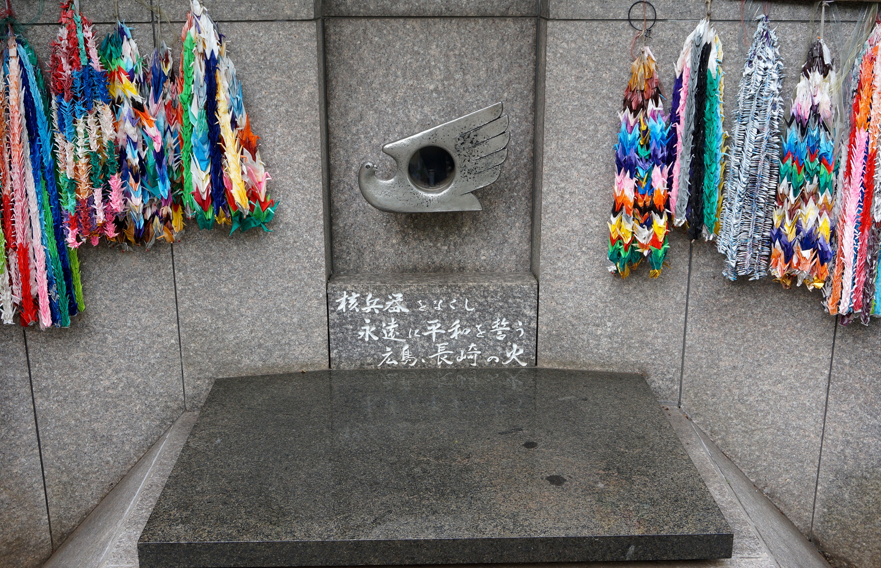 Auch hier brennt eine Friedensfackel, genau wie in Hiroshima und Nagasaki.