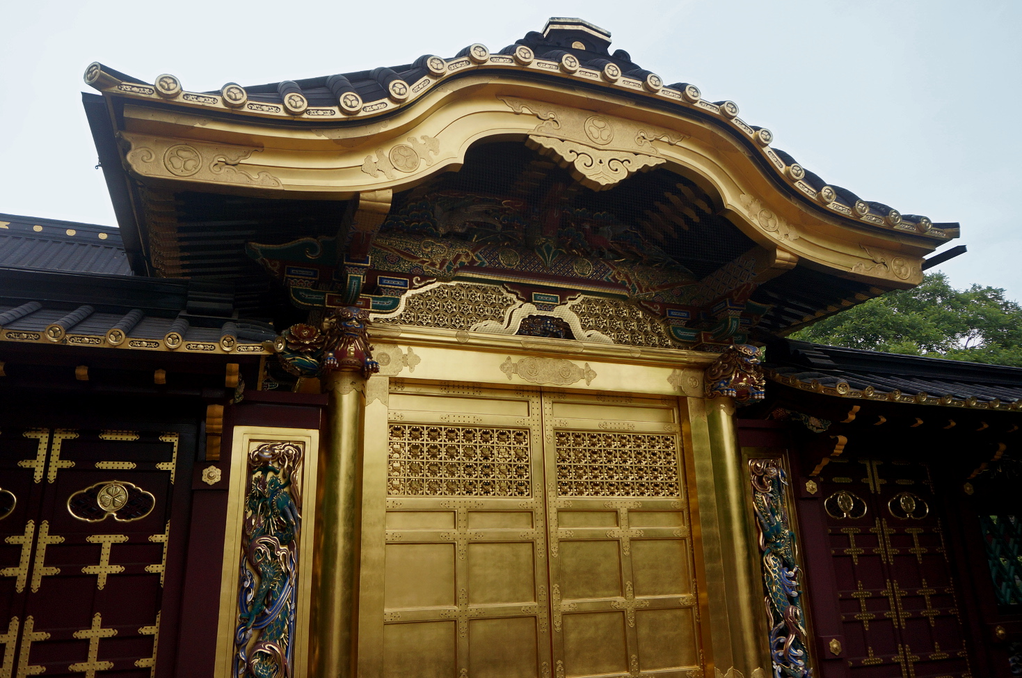 Das Tor war ziemlich eindrucksvoll mit Gold überzogen und in chinesischem Stil errichtet.