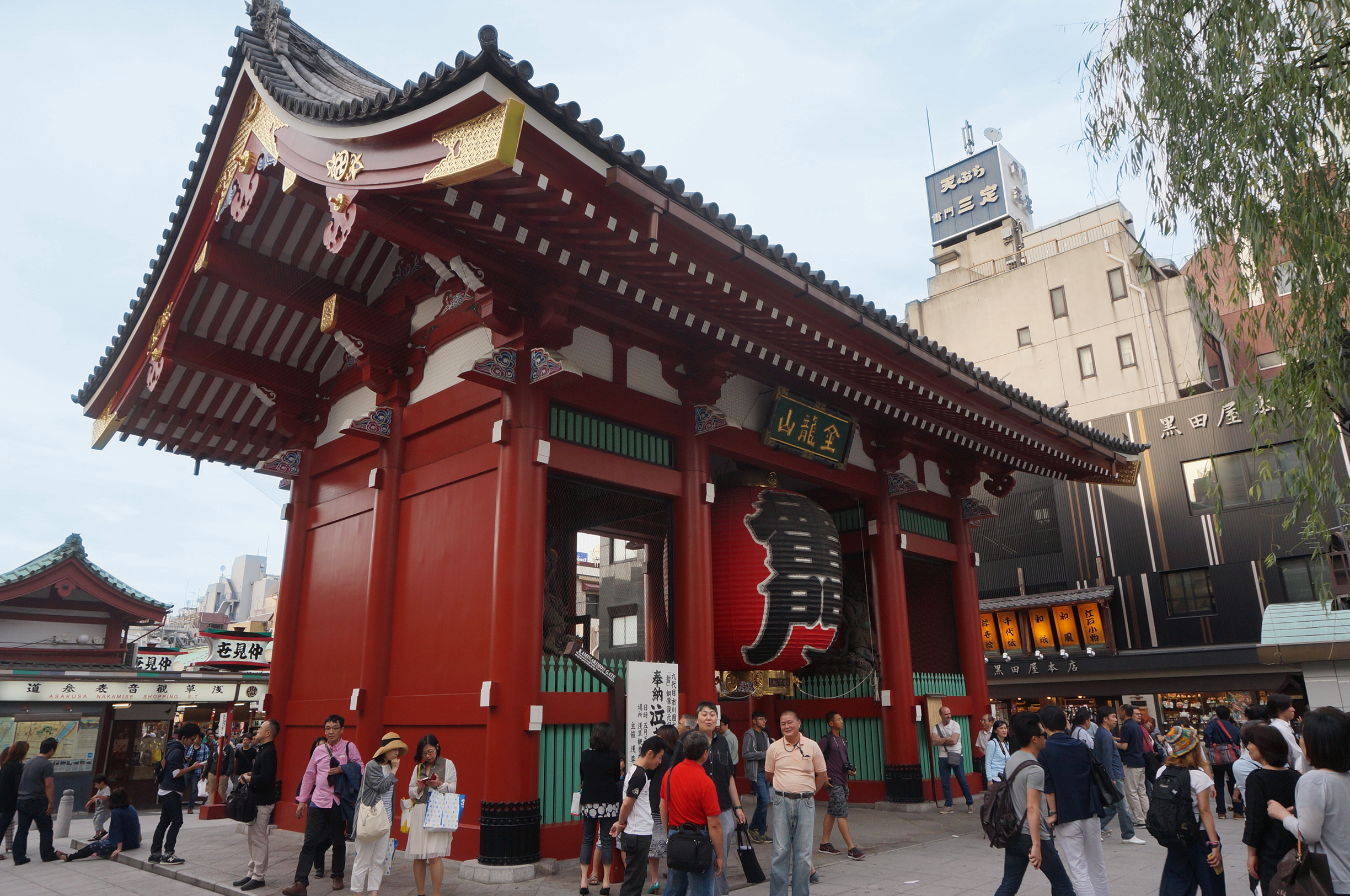 Asakusa mit mächtigem kaminarimon (dt.: Donnertor).