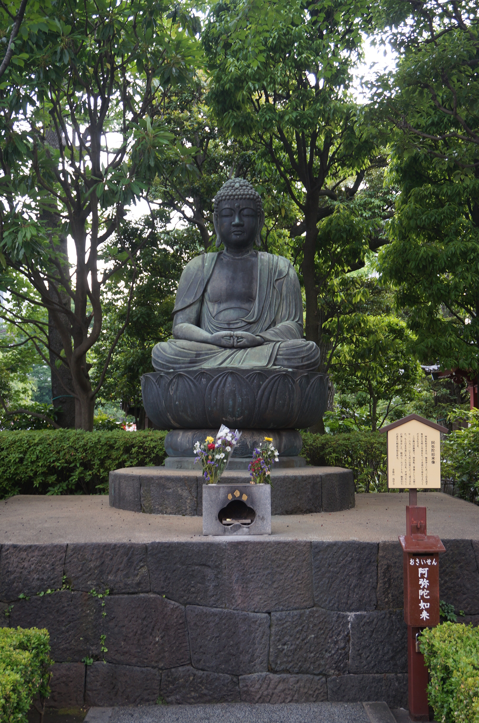 Buddha-Statue im Park um den Tempel herum.