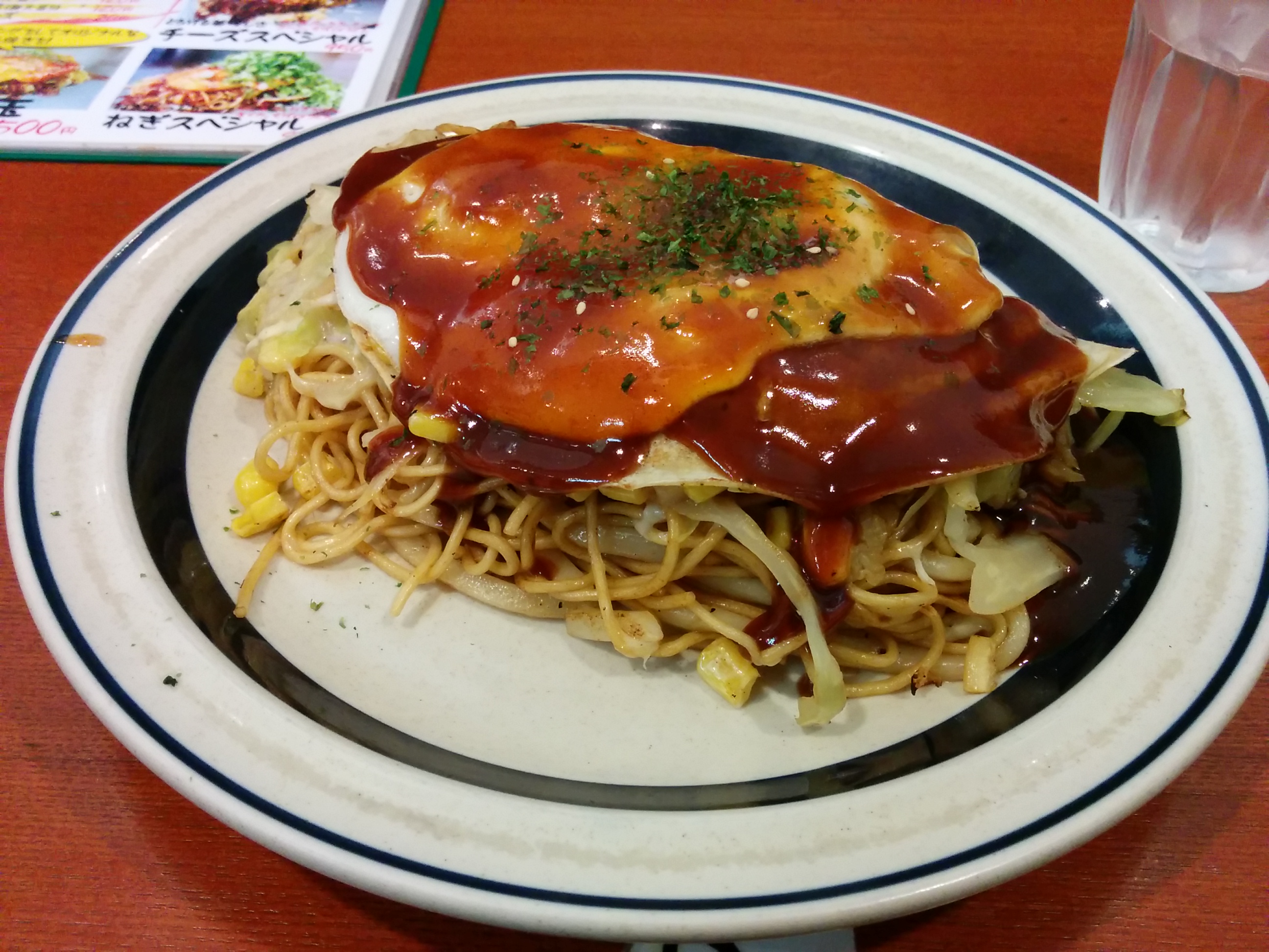 Spezialität von Hiroshima: Hiroshima-yaki (okonomiyaki mit Nudeln drin). Bestes Essen ever.