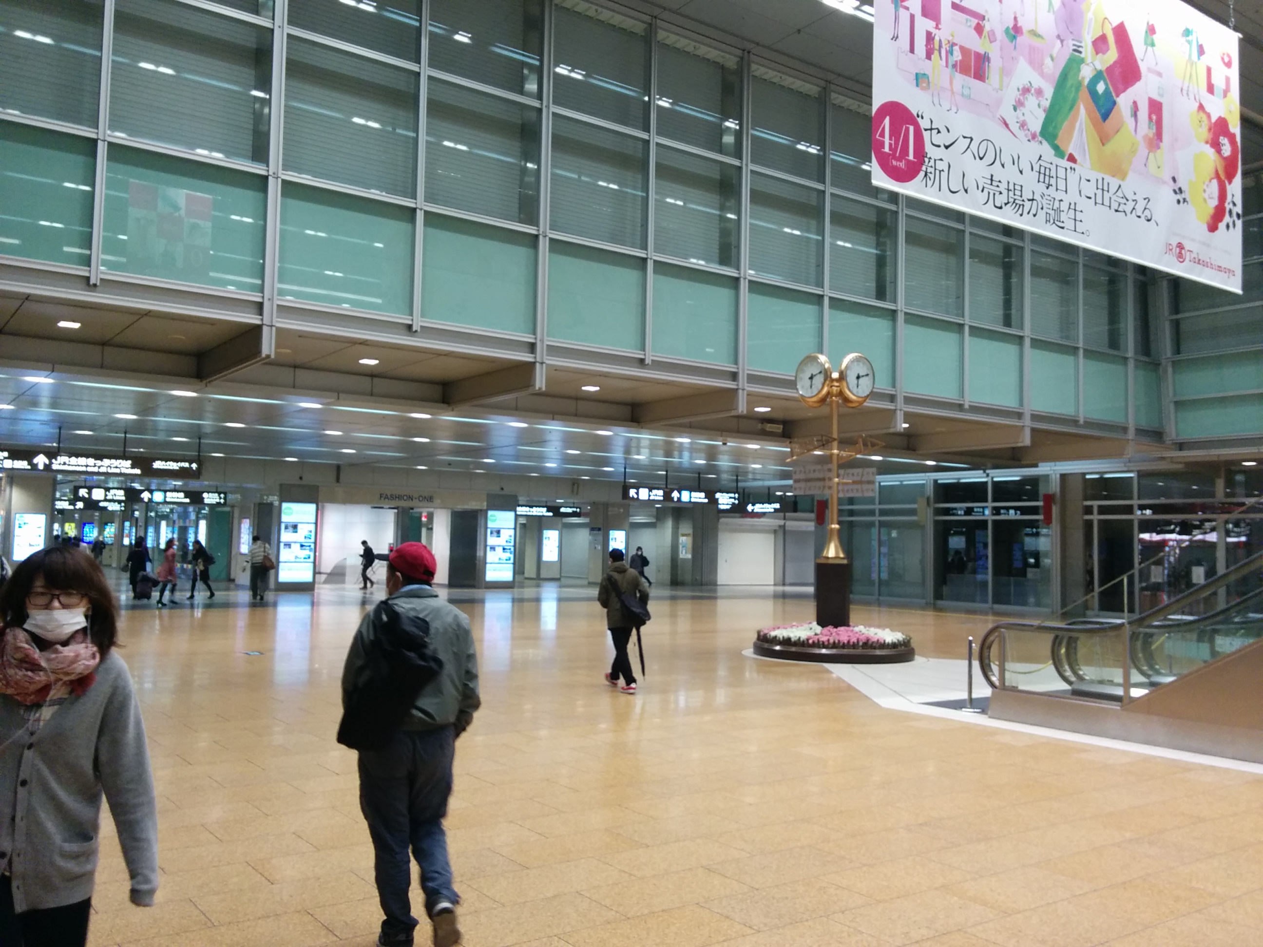 Der Hauptbahnhof, der tagsüber brechend voll ist, ist morgens um 6 fast ausgestorben.