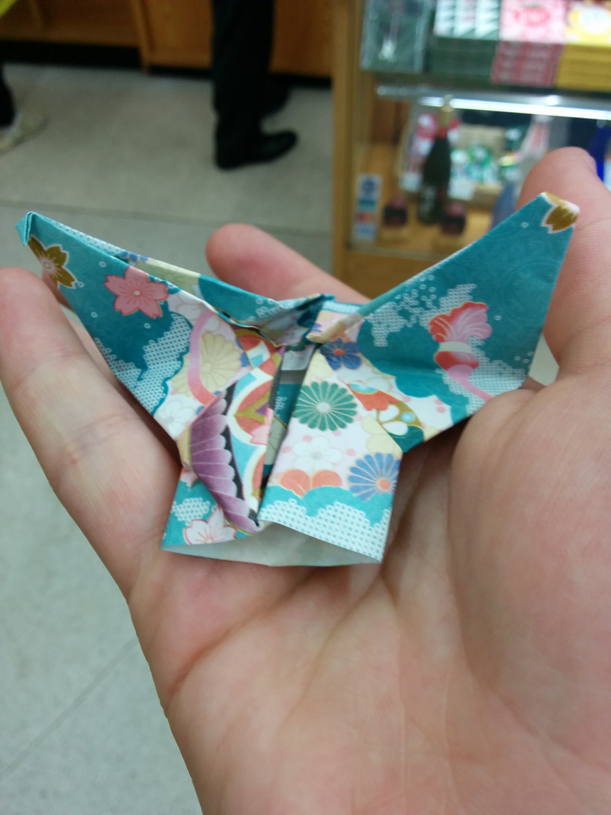 Irgendwann sprachen mit zwei Schulmädchen auf Englisch an, da sie als Hausaufgabe mit Tourisen Englisch reden sollten. Zum Dank schenkten sie mir dieses Origami hier.