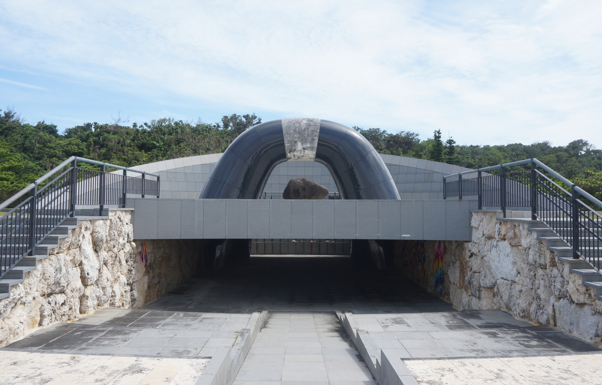 Noch ein Friedensmonument. Diese Halbkreisform hatte ich auch in Hiroshima schon einmal gesehen.