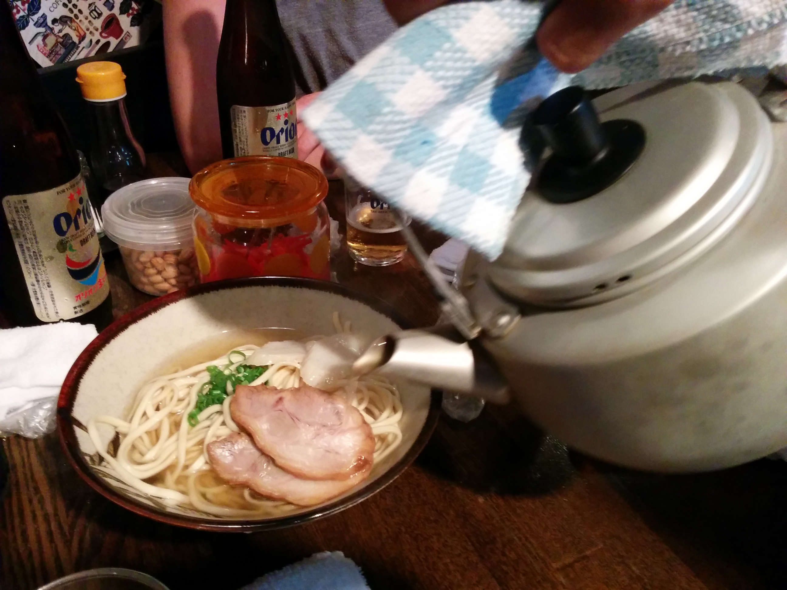 In diesem Laden bekam man zu Okinawa Soba die Suppe getrennt in einer Kanne.