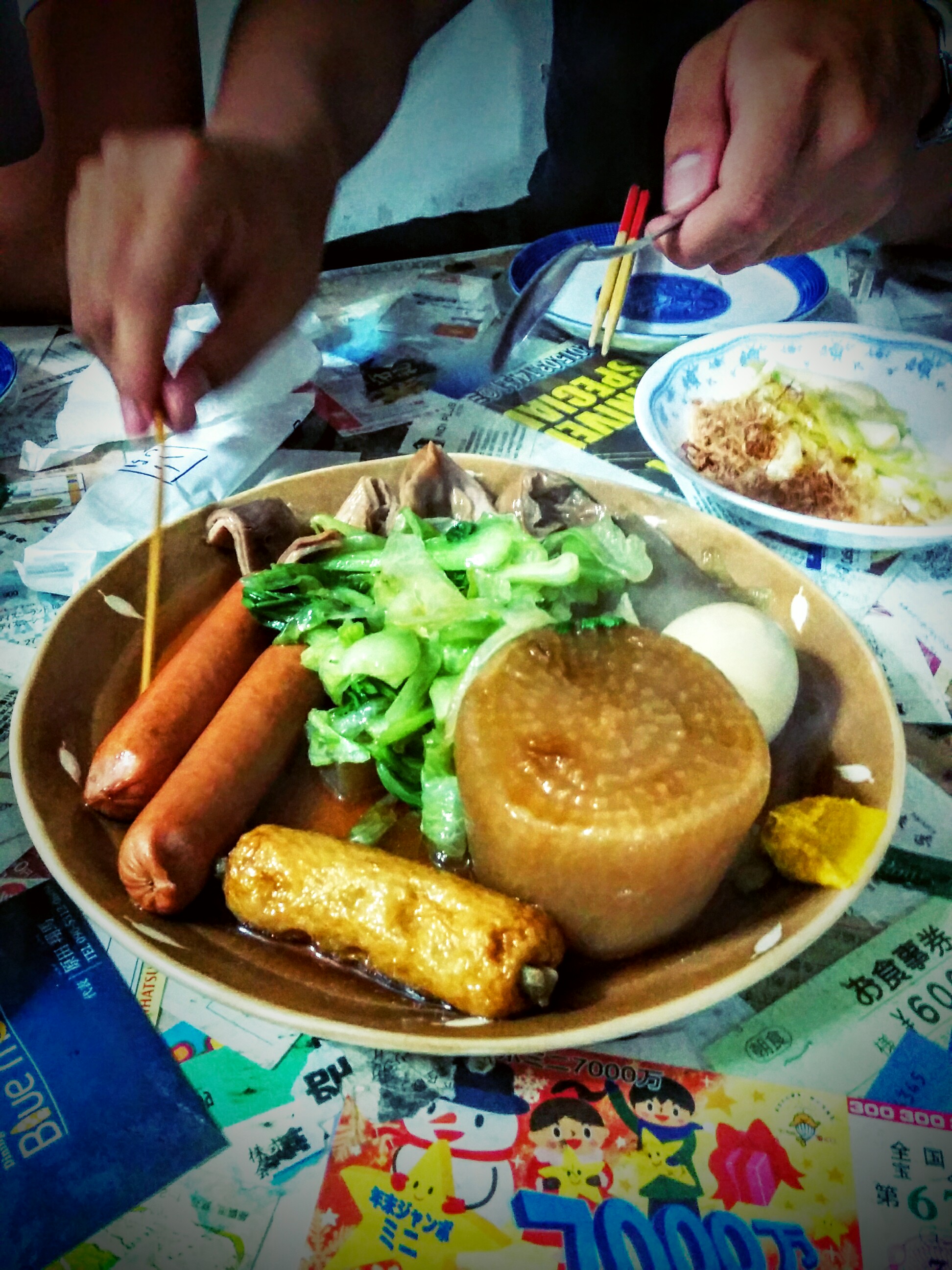 Oden: Allerlei verschiedenes Zeug, dass ziemlich lange in einer Brühe gekocht wird. Auch sehr gut!