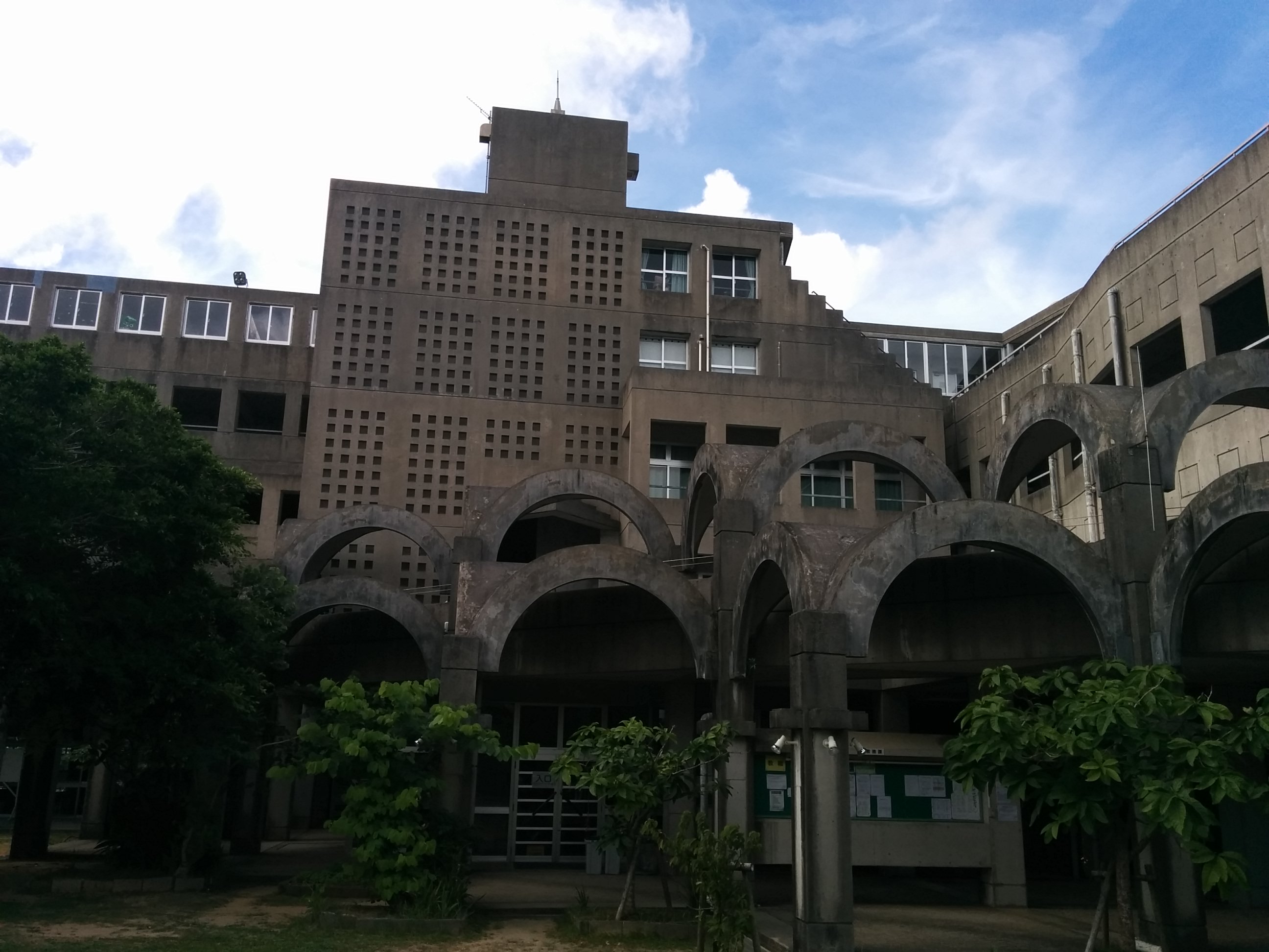 Ein Teil der Uni, wo ich den JLPT ablegte. Ich finde immer noch, dass sie sehr gruselig aussieht. Aufgrund ihrer Bauweise aber kommt hier viel Wind durch und es ist angenehm frisch.