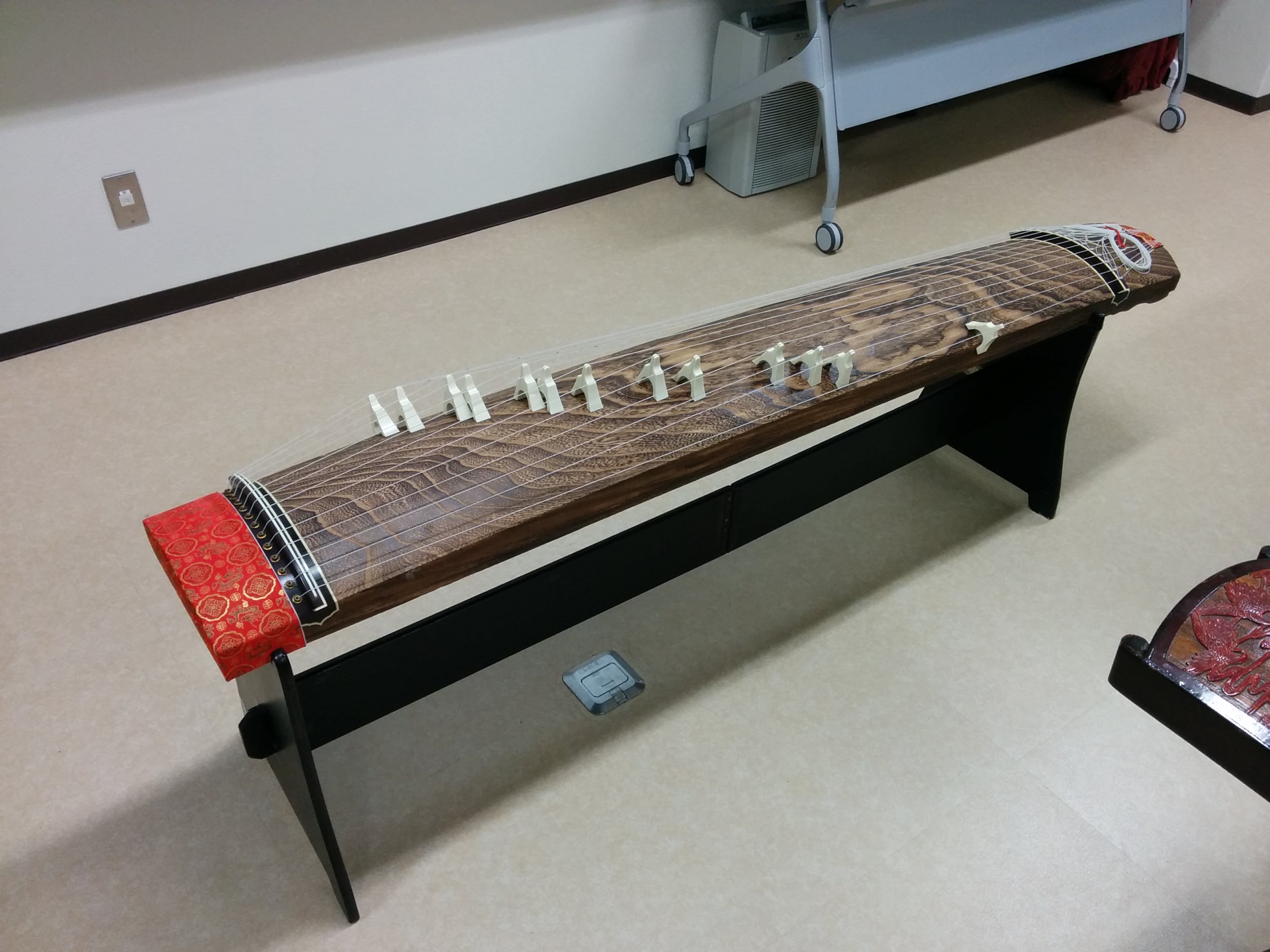 Wir haben letztens im Unterricht über japanische Musikinstrumente gesprochen. Das hier ist ein koto.