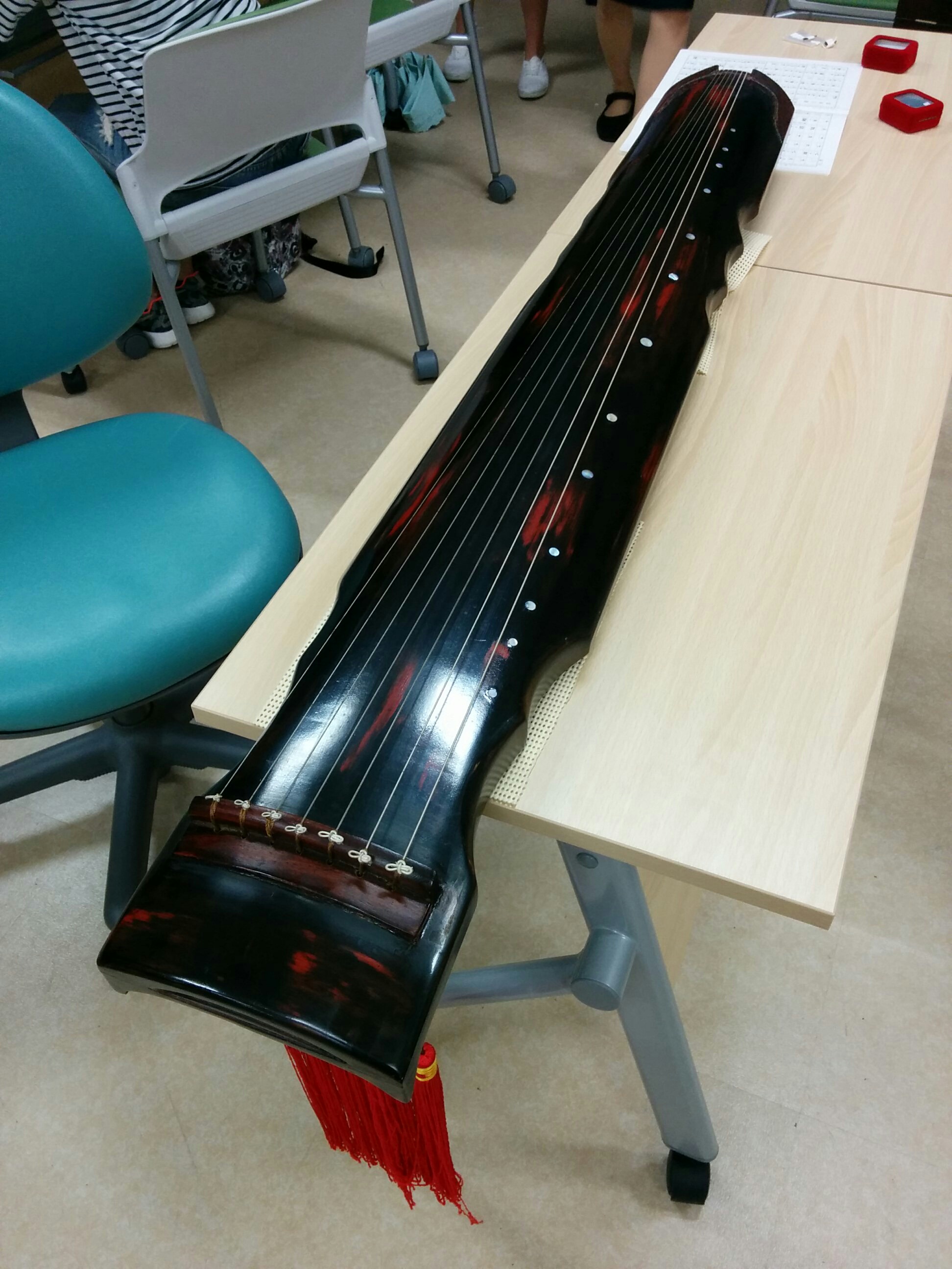 Das hier nennt sich kin und man drückt die Seiten herunter, wie bei einer Gitarre.
