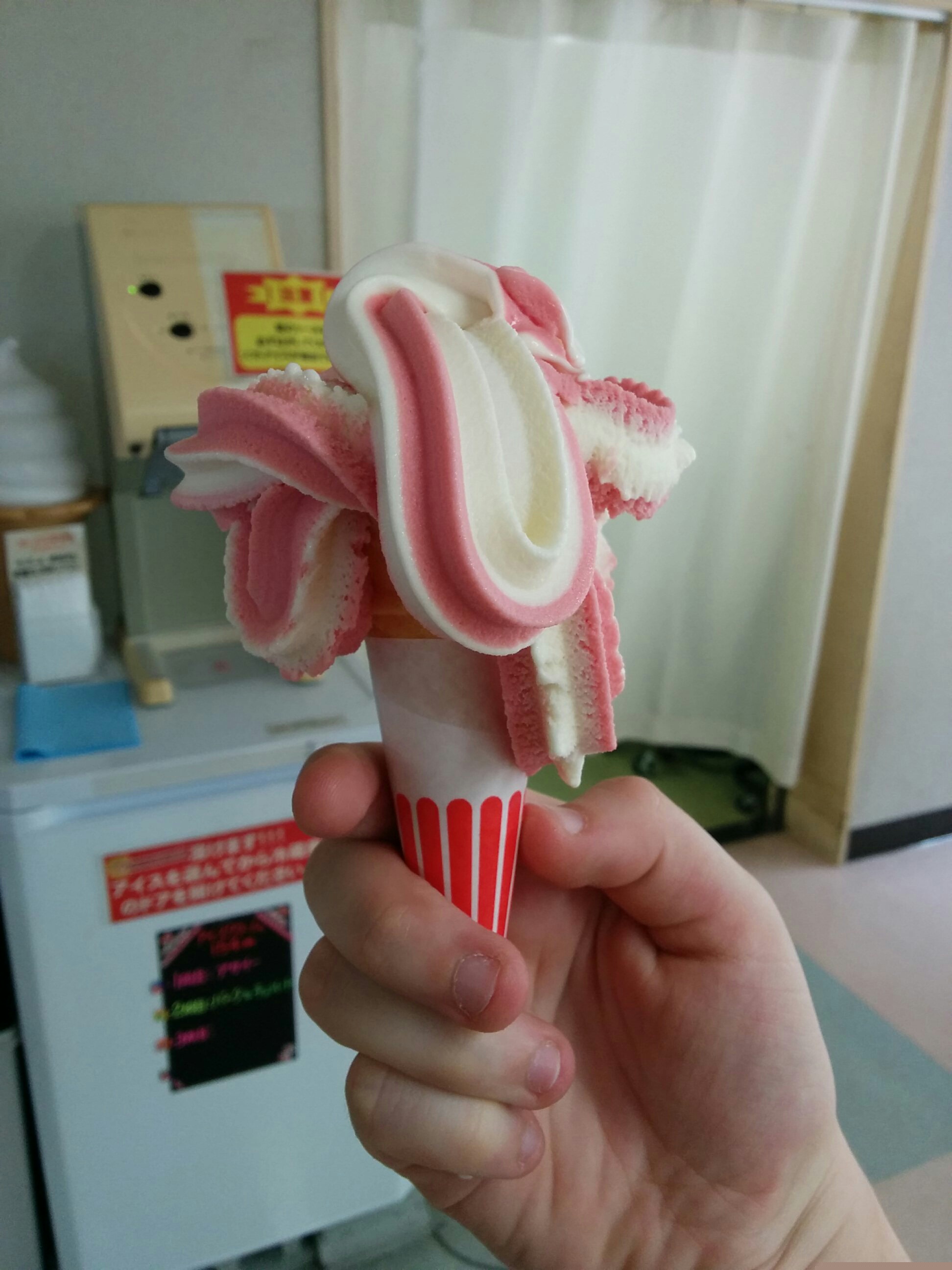 In der Mensa kann man Eis essen. Mein erster Versuch. Ich bin Künstler, verflucht :D