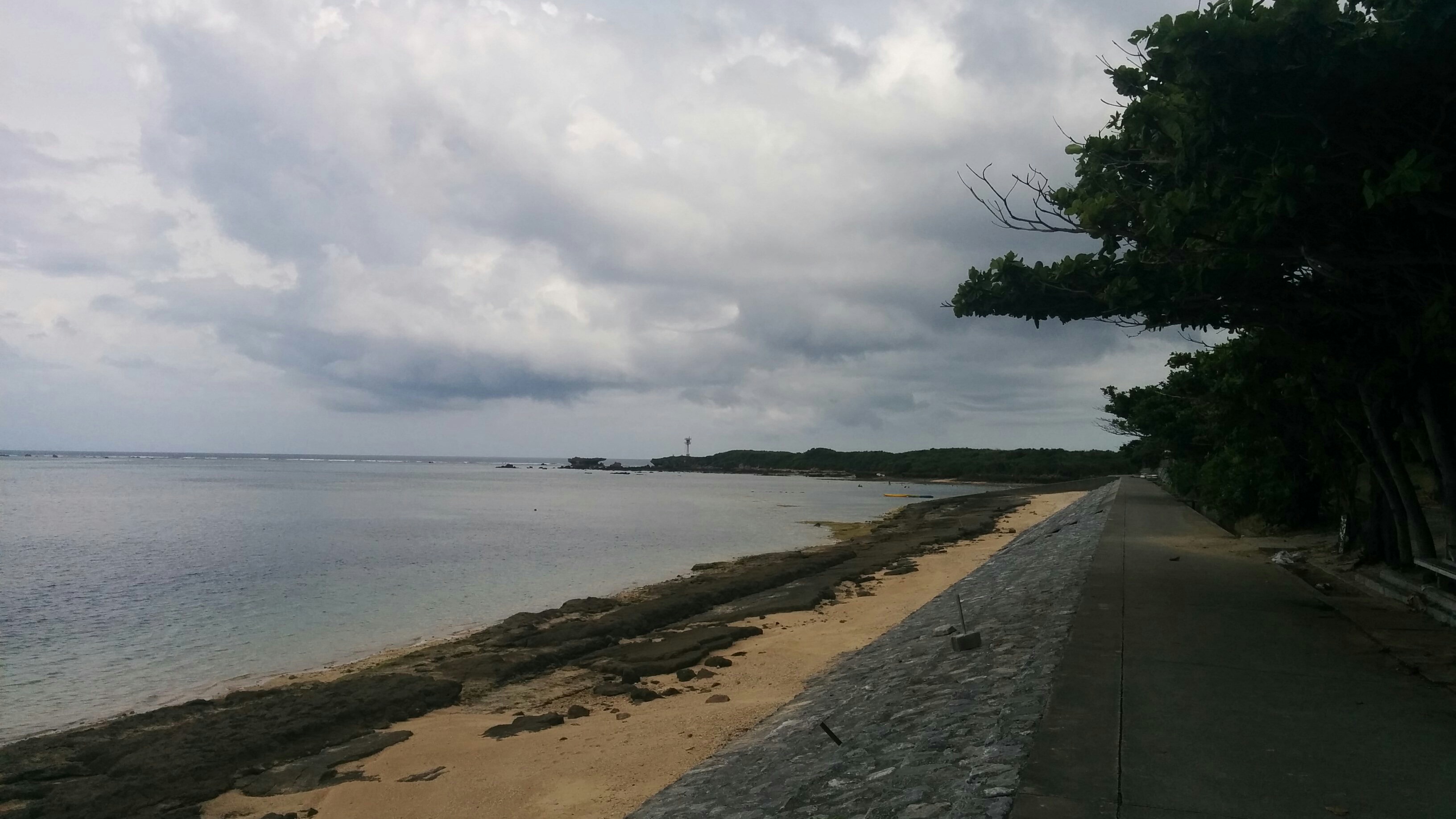 Ein wenig Strand, auch wenn der Himmel wolkenverhangen war.